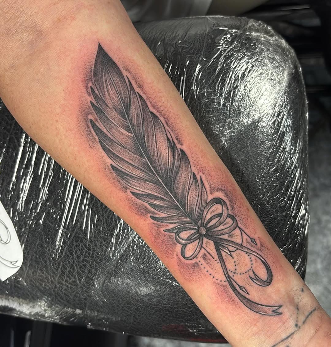 Stipple shade feather on inner arm, small and simple 🙏🏼 not my original design client wanted exactly this just in my style of shading 🫡 #siamesetattoo #feathertattoo #feather #stippletattoo #innerarmtattoo