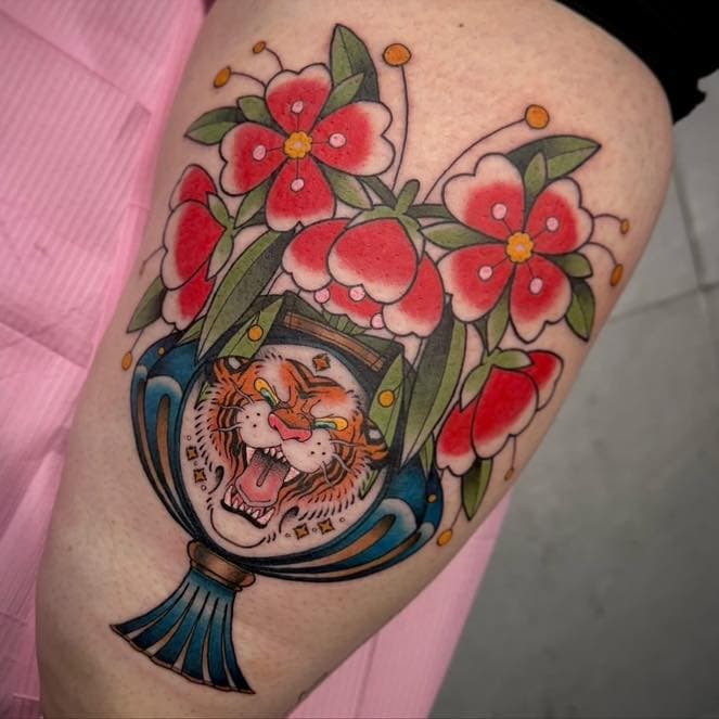 One of @milbvrn.tvttoo ‘s flash pieces done at Everblack Tattoo

Steph has got a few last spaces in January, message us or Steph to get booked in!

#traditionaltattoos #neotraditional #colourtattoo #neotraditionaltattoo #tigertattoo #neojapanese #vasetattoo