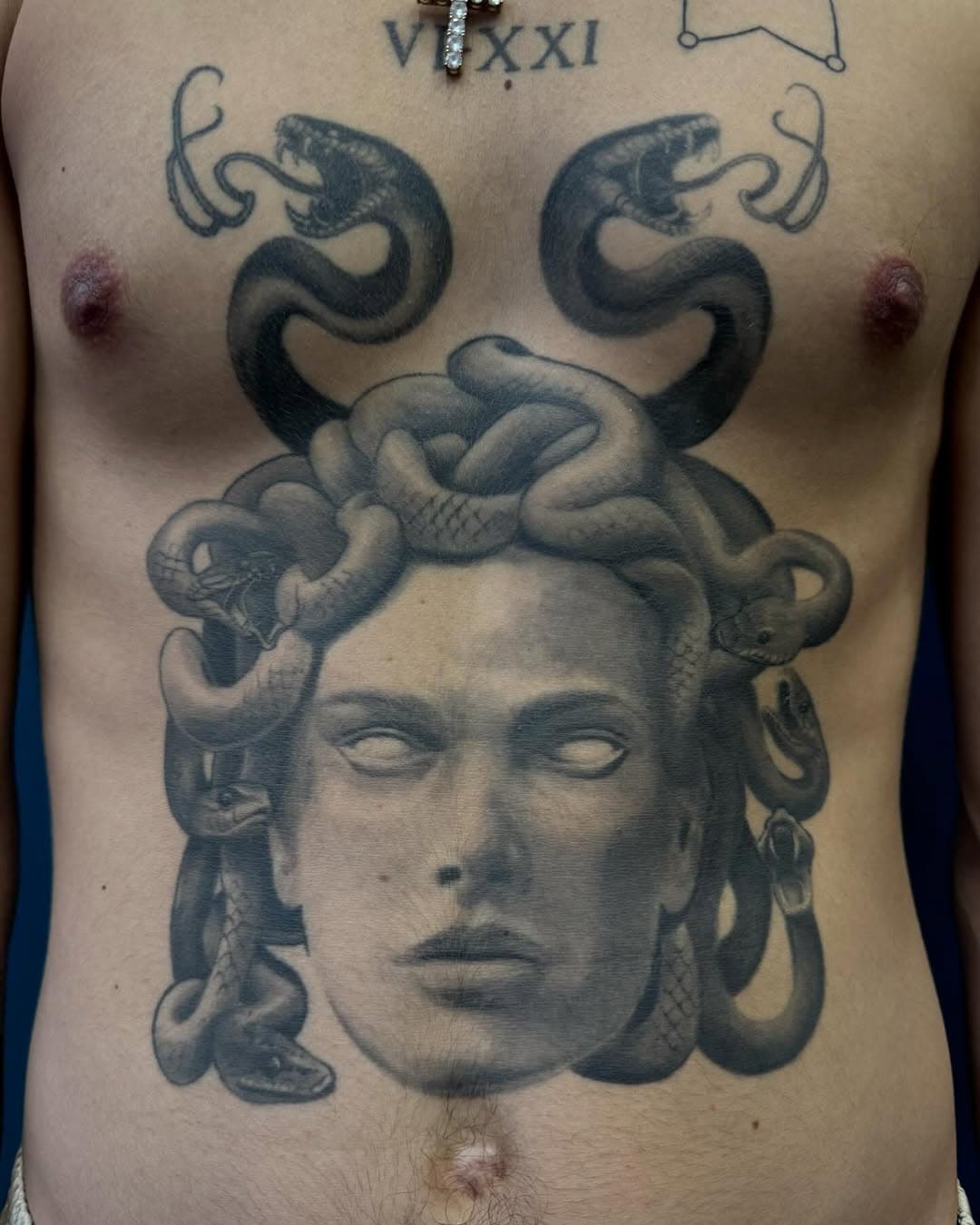 ⚡️Aujourd’hui j’ai vu Milhan, à qui j’ai tatoué cette Médusa il y a trois ans et demi!⚡️
#tattoo #tatouagemedusa #medusa #medusatattoo #ink #art #pantherebleuetattoo #chatillontattoo #tatouageparis  #lunderskin #lauralagardetattoo #tatoueurparis #realismtattoo #realistictattoo #blackandgreytattoo @pantherebleuetattoo #gorgone #fronttattoo #tatouageventre