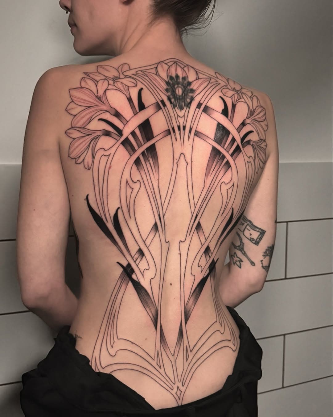 ✨ORNAMENTAL BACK PIECE ✨First sitting, so good so far!!
Muchas gracias @eiren.fernua por confiar en mi para este proyecto! Te portaste como una campeona 🥰
Pronto más y mejor!
.
.
INFO👉 DM / marialavia.tattoo@gmail.com
.
Done using @inkjecta  @inkjectapro  and the best butter ever @hustlebutterdeluxe @bulldogpro . Also the hardest stencil from @tattooproton 
Inks by @thesolidink and needles and cartidges by @shin_society 
.
.
.
.
.
.
.
.
.
#ladytattooers #neonouveau  #neotraditional #neotraditionaltattoo  #neotradeu