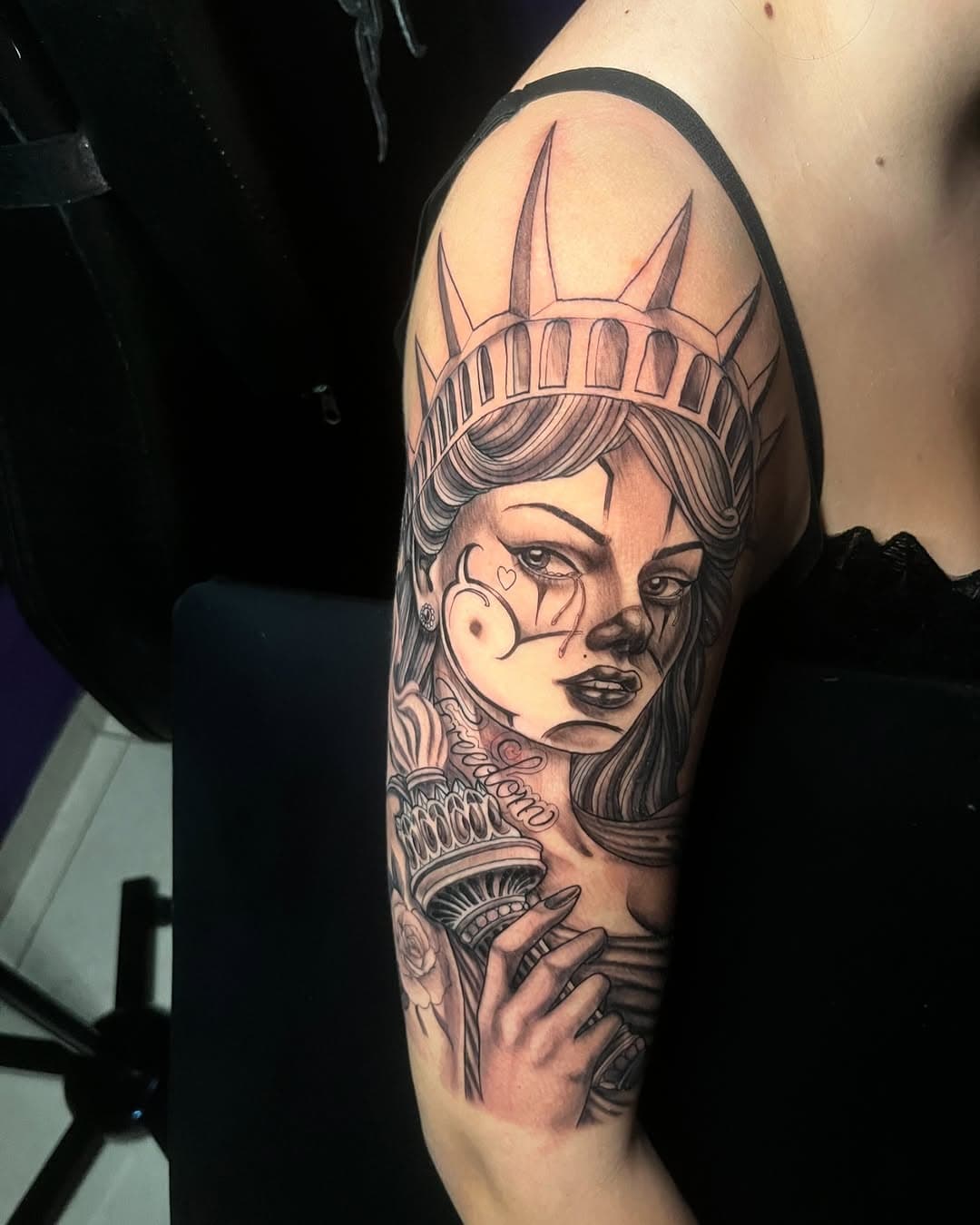 “Liberdade” para minha amiga @ribeiro_beatrizx 🗽
Obrigado pela confiança em mais essa!
Feito na firma @buzzygangtattoo 🐝⚡️
Orçamentos, agendamentos e maiores informações pela DM!