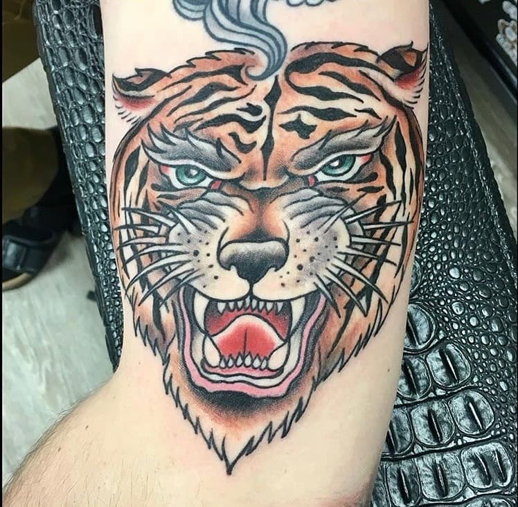 Tiger tatt by Jonny .
@jonnydaggerstattoo .
👹.
👹.
👹.
#keysonkitestattoo #jonnydaggers #tigertattoo #traditional #traditionaltigertattoo #newhaven #ct #203