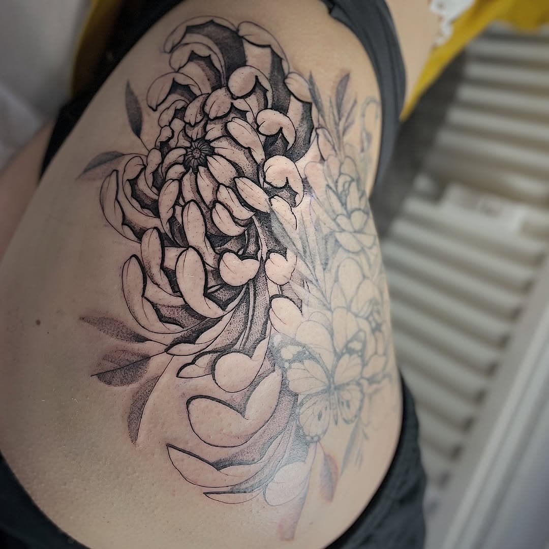 Drawing and tattooing a flower 
.
.
.
.
.
#berlin #tattoo #flower #flowertattoo #neotraditional #girlswithtattoos #inkedgirl #inkedgirls #tattooartist