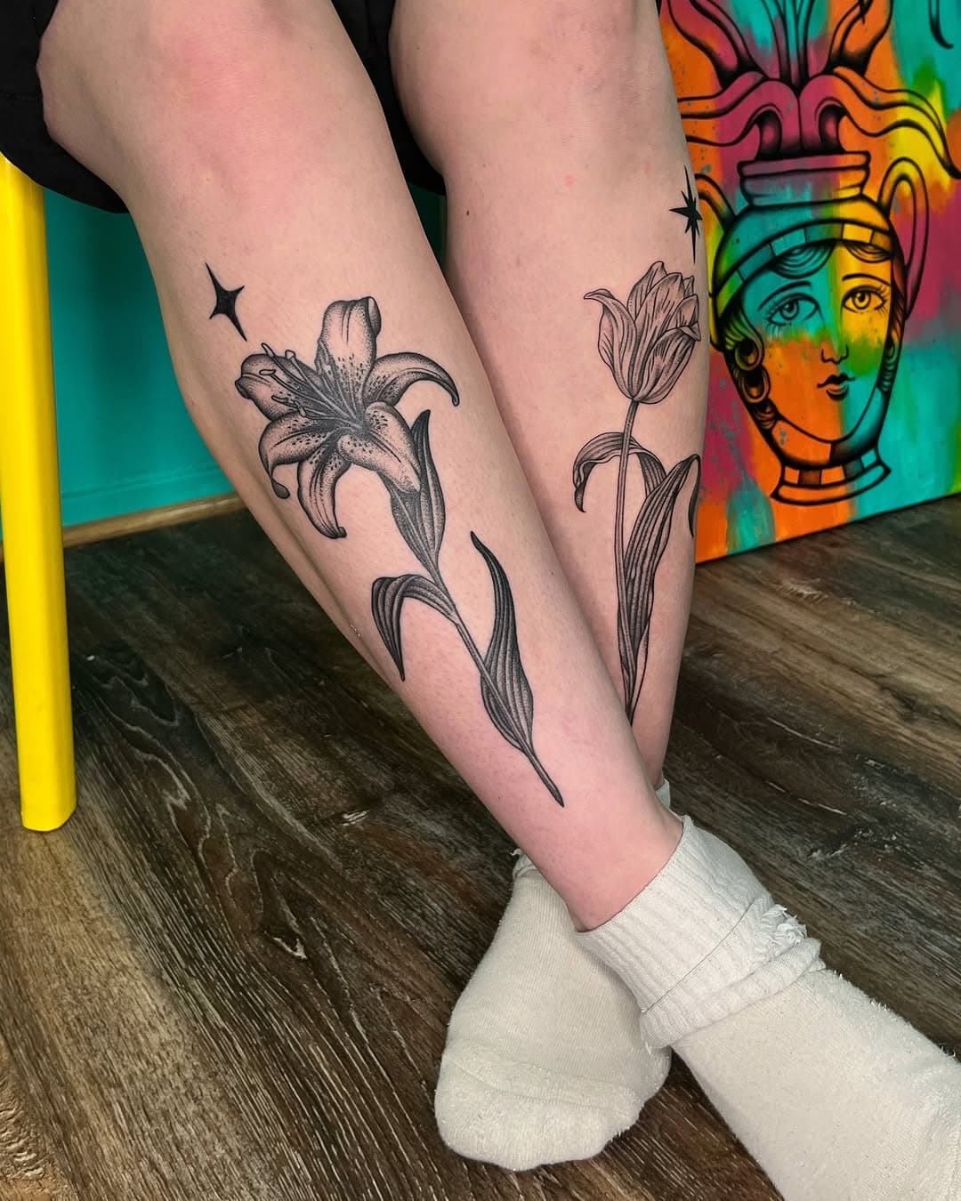 Flower project from my flash, 🌿✨
Tack Matilda for the trust 🙏
Healed giglio e tulip fresco 
•
•
•
#flowertattoo#dotwork#jönköping#tattoojönköping#swedentattoo