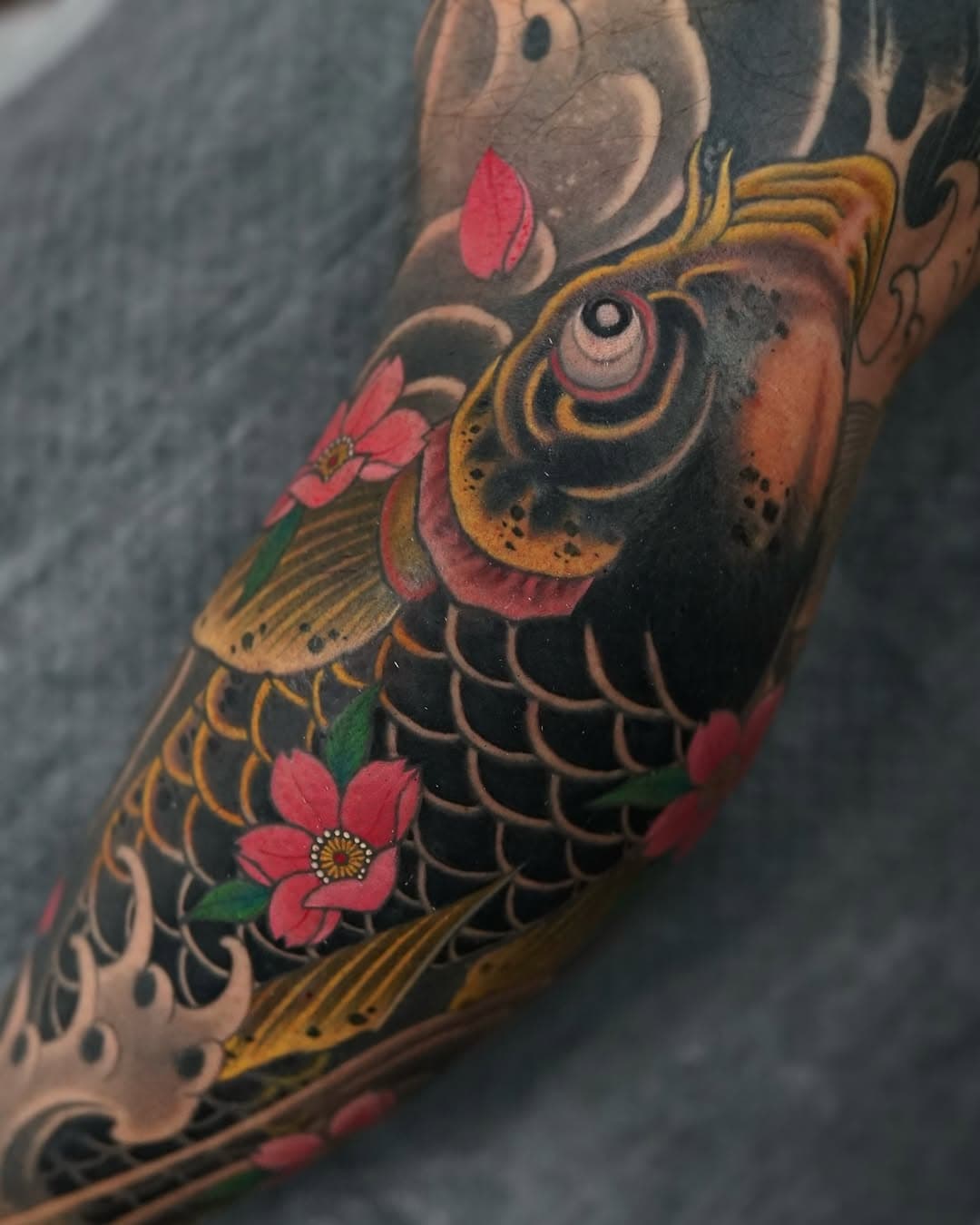 Starting the work from 6 years ago again. 

#tattoo #irezumi #outlawink #colortattoo #koi #koifish #잉어타투 #강남타투 #압구정타투 #신사동타투
