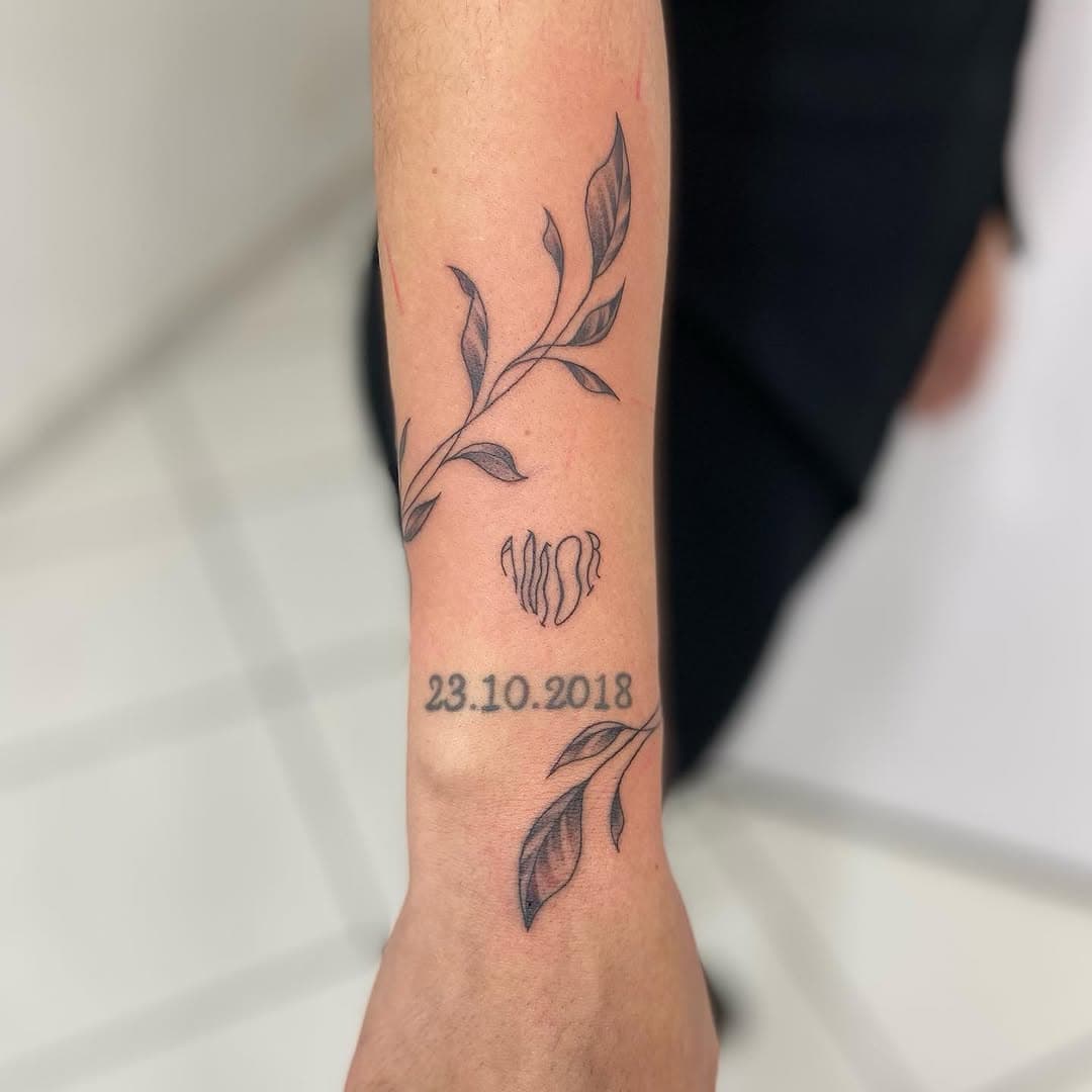 ❤️O amor não é uniforme, nem delimitado! As vezes o encontramos entre os ramos de tantas coisas que nos tomam na vida… 
Já escolheu sua próxima tattoo? 

#tatuagem #tatuagemramos #tatuagemfolhas #tatuagemfolhagem #tatuagemamor #tatuageminspiradora #tatuageminspiracao #inspirationtattoo #lovetattoo #leavestattoo