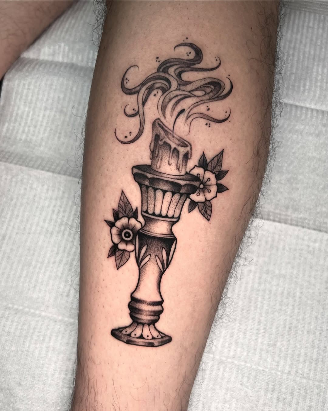 Mais uma tattoo pro meu amigo Vini!
Essa foi baseada nas fotos de um castiçal que ele me mandou, e com flores numa pegada mais tradicional.
- feita no @espacofantasma 

#tattoo #candle #candletattoo #vasetattoo #tattooart #art #tattooing #tatuagem #blacktattoo #traditionalart #traditionaltattoo