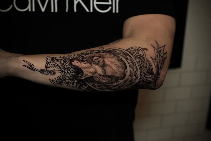 🐺🐉 #black #blackandgreytattoo #bnginksociety #inkeeze #officialswedishink #stencilstuff #eternalink #tattoo #pantheraink #tattoos #tattooed #tattooart #tattooartist #ink #backpiece #borås #meathouse #realistic #realism #realistictattoo