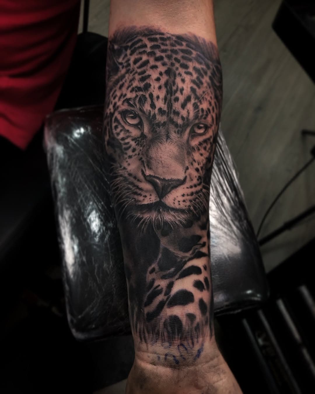 ¿Te gustan los animales salvajes? 🐆✨
Dale vida a tu piel con un diseño único y poderoso como este jaguar. 

¿Qué tatuaje te gustaría llevar contigo para siempre?

Reserva tu cita y transforma tus ideas en arte.

#TatuajeJaguar #AmantesDeLosAnimales #ArteEnTinta #BlackAndGrey #tatuajesrealistas