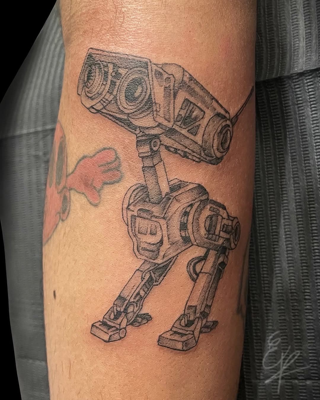 . Little BD-1 from Star Wars 💫 was fun to do 😊
.
. 
.
. 
#londontattoo #londontattooartist #graphictattoo #BD1tattoo #starwarsbd1 #starwarstattoo #jedifallenorder #starwarsuniverse #geektattoo #tattoooftheday #estelleptattoo