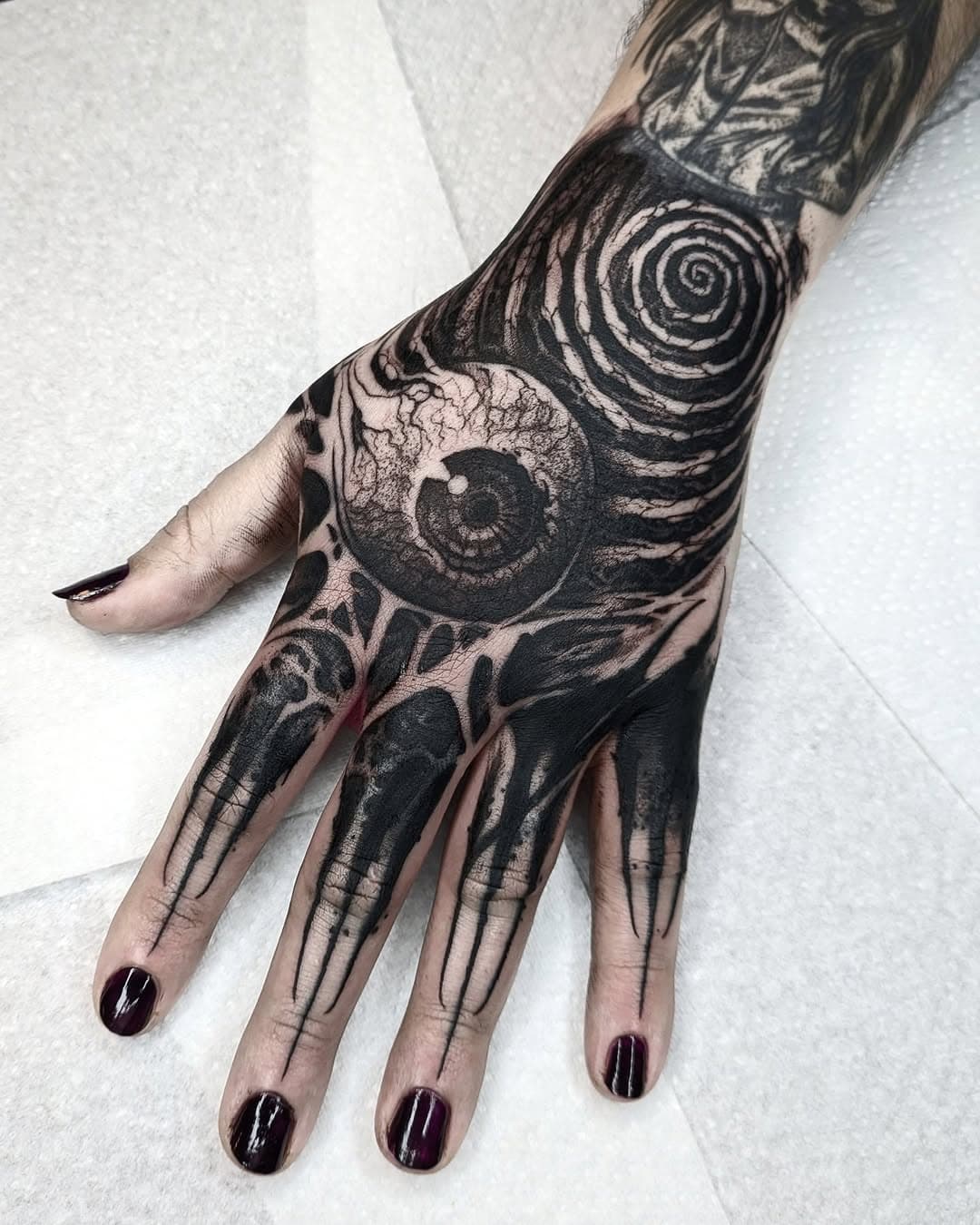 Spiral hand 👀
.
Sponsored by @kwadron
.
@swansttattoo 
.
.
#tattoo  #tattooist #artist
#blacktattoo #darkartandcraft #blackwork #blackink #onlythedarkest #onlyblackart #otd #btattooing #darkart #blacktattooart #instagramart #insta_blackwork #occultarcana #artesobscurae #uktta #blackworktattoo #uktattooartist #inkedmag  #bkktattoo #tttism #darklettering666 #kwadroninx #kwadron #dynamicink #dynamicgreywash