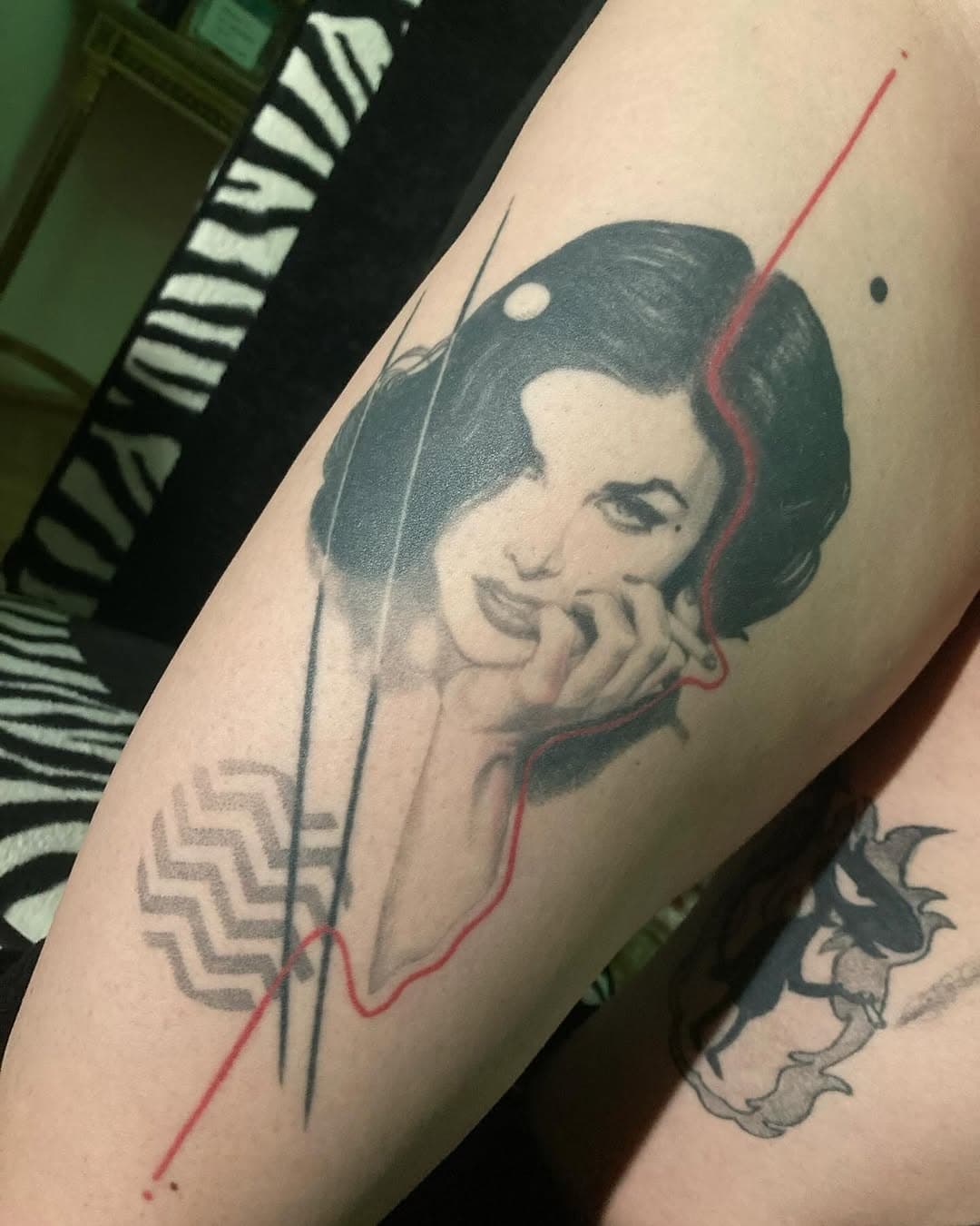 In this sad day of passing away of great David Lynch I just want to show you this incredible tattoo that I’m lucky to have on my thigh. A portrait of Audrey Horn from Twin Peaks made by fantastic artist @olga_emes 

#tattoos 
#davidlynch 
#twinpeaks 
#linework
#realistictattoo 
#portraittattoo 
#art 
#tattoosofinstagram 
#moviefans 
#abstractart 
#geometrictattoo 
#davidlynchart