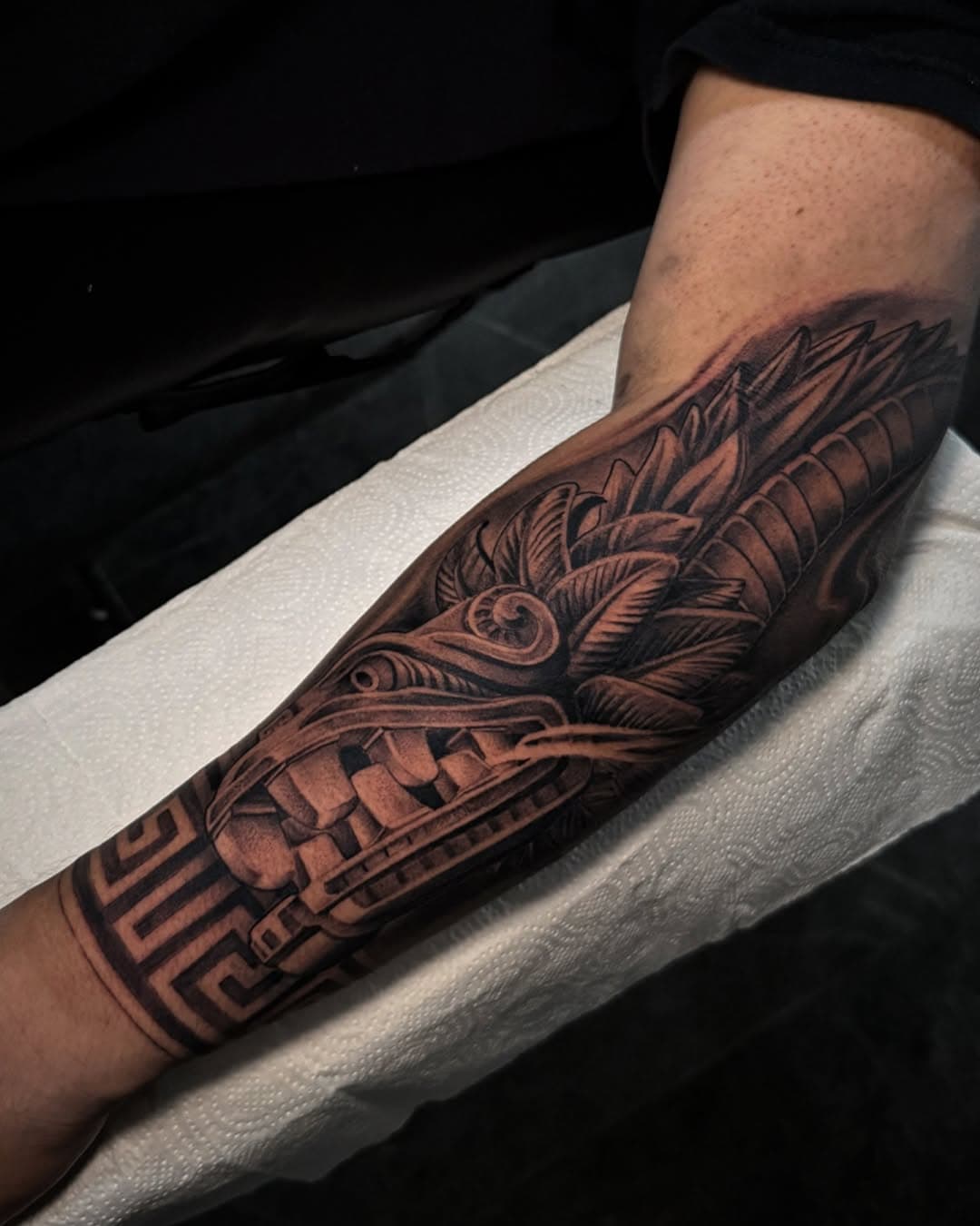 Quetzalcoatl/ serpiente emplumada .

#tattooing #tattooartist #blackngrey #blackngreytattoos #aztectattoo #aztecart #mexicanstyle #mexicanstyle_tattoos #mexicanstyle_art #prehispanicart