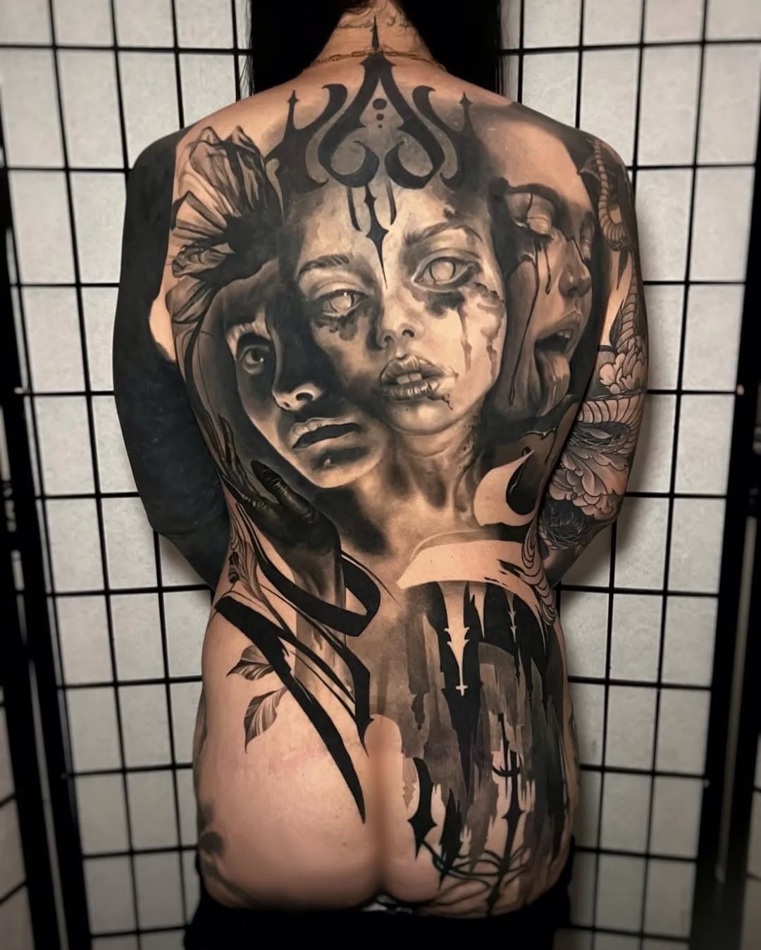 Mi sono divertito come un matto , completamente guarito 

Grazie @miss.danielle.decay and thanks for getting the photos so quickly!

Info appuntamenti 
Whatsapp 
3757921695
bonnitattooinfo@gmail.com 

#backpiece #tatuaggio #gothtattoo #gotico #darkwork #biancoenero #tatuaggiorealistico #comotattoo #milanotattoo