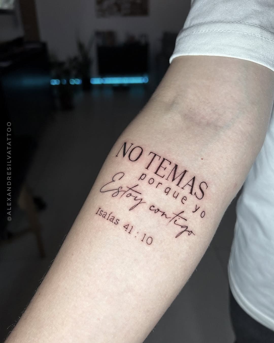 “No temas porque yo estoy contigo” valeu Vini 🙏🏼
—-
Curtiu? Deixe seu comentário 😉
—-
⚜️Obrigado por acompanharem⚜️

•📞Link de orçamento na bio •
—-

#alexandresilvatattoo #tatuagemmasculina #tattoo #tatuagem #tattoo2me #tatuagemescrita #ink #tattoos #fineline #finelinetattoo #tattooed  #tattoodelicada #art #inked #tattooart #brasil #saopaulo #tattooist #tattooing #tattoofeminina #tattooartist #inspirationtattoo #tattooja #sp #tattoosp