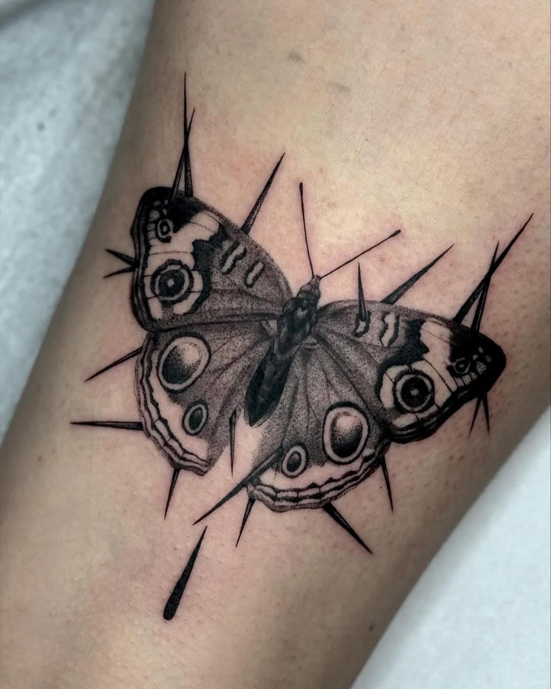 ▪️BUTTERFLY▪️
Tra la luce e l’oscurità, una falena che vola con coraggio tra le spine della vita. Un tatuaggio che racconta la bellezza anche nei momenti più difficili. 🌑✨ 
Scelto dai miei flash

Fatto da @scaccomattotattoo 
Con @probodysupply @magicmoon_tattoo_supply 
#TattooArt #FlashTattoo #Falena #Spine #Resilienza #tattoo #ink #inked #moth #butterfly #inkedgirls