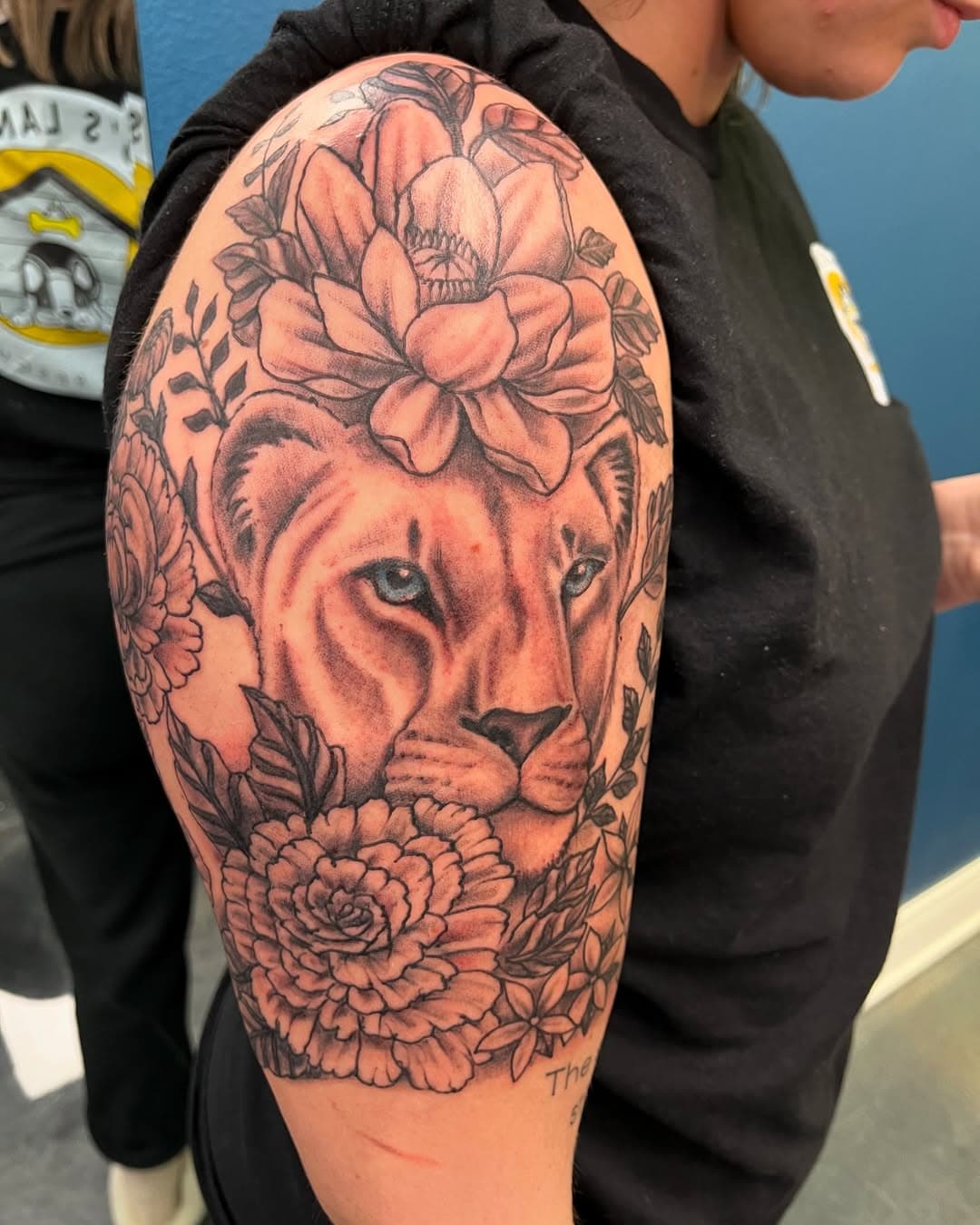 Lioness with flowers #inknum#tattoo#ink#dynamicink #halfsleeve