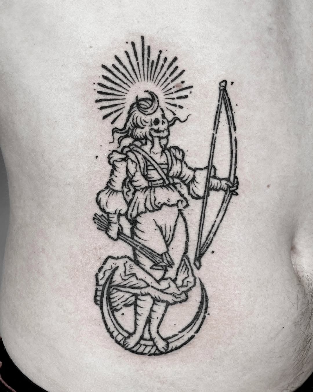 De la gravure, du médiéval, de la linogravure : @sacrenoir.ttt est faite pour vous, contactez la directement pour tout projet dans son style

#montpellier #montpelliertattoo #tatouage #tattoo #tattoomontpellier #neigenoiretattooshop #medievaltattoo #engravedtattoo