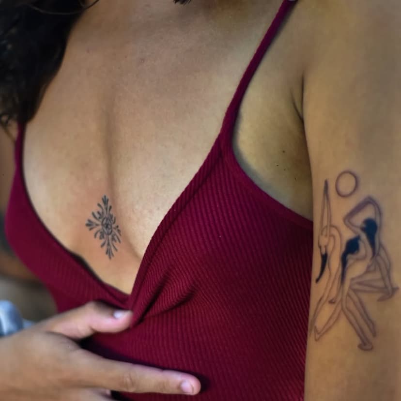 ✨ Quando a beleza da cliente combina com a delicadeza da tattoo, o resultado não tem como ser outro: pura arte viva! 💕 Esse traço fininho e elegante realça ainda mais a força e a expressão que ela carrega.

📍 Tattoo da Villa | Butantã
Avenida Engenheiro Heitor Antônio Eiras Garcia, 173
Jardim Esmeralda / Bonfiglioli

#tattoofineline #arteemtudo #butantã #traçofino #finelinetattoo #fineline