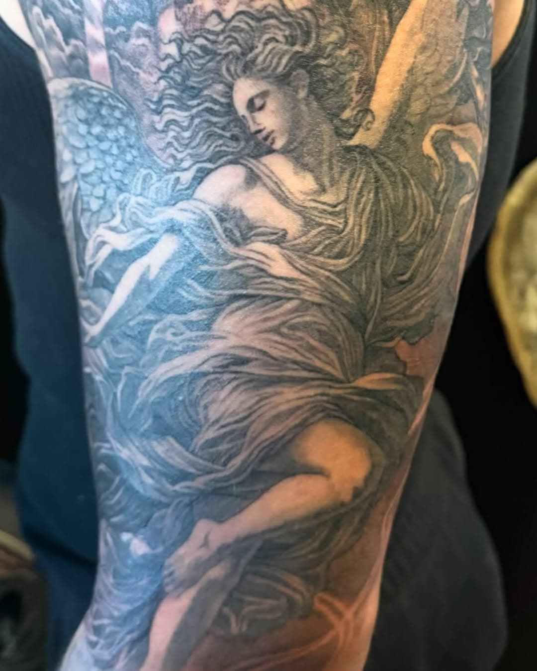 Angels done by @thatguywhodrawsss 
#blackandgreytattoo #realismtattoo #angeltattoo #nyctattooartist