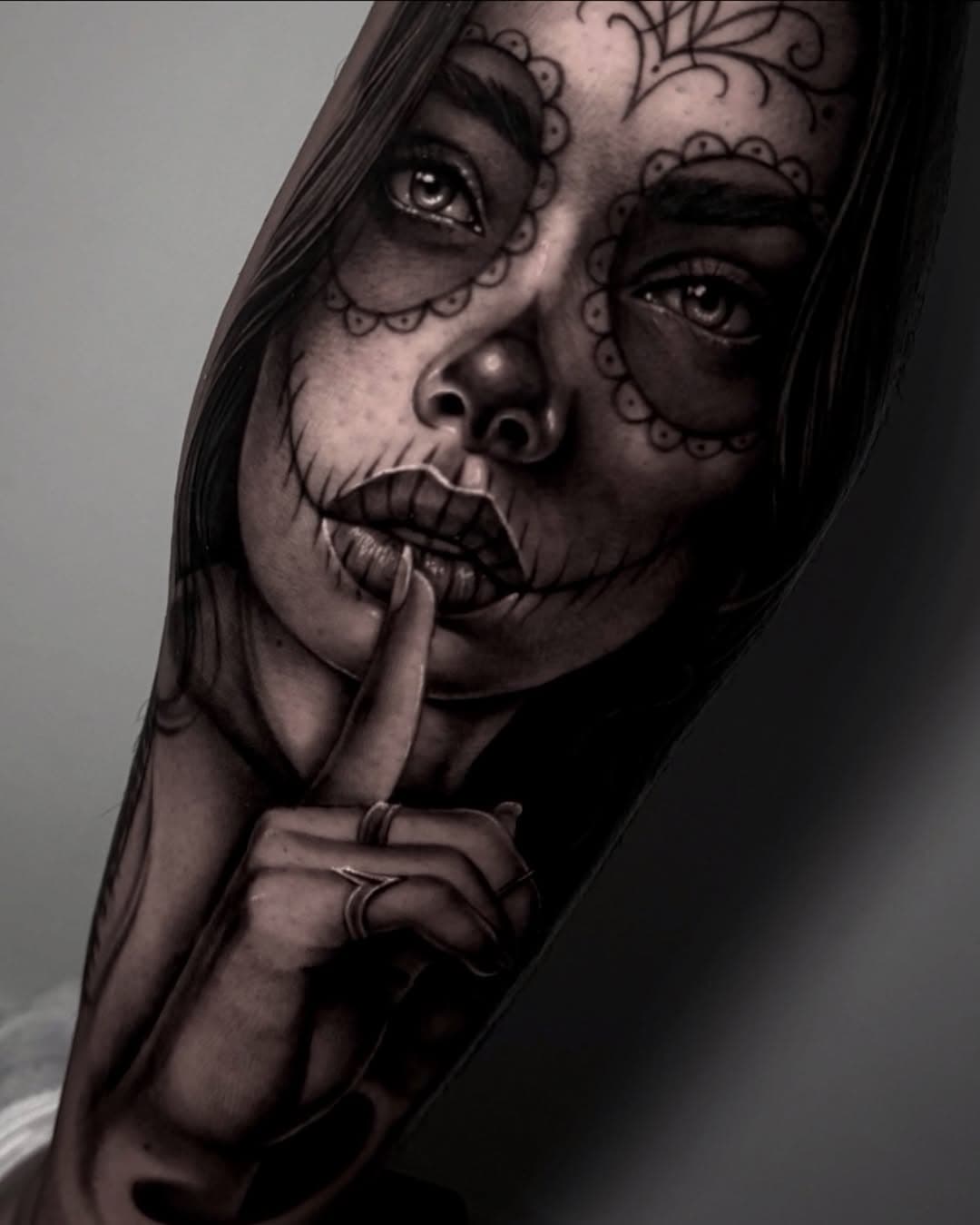 Catrina en el gemelo

-
-
-
Hecho en @malibutattoo_sitges 
Con productos de @aloetattoo @versuscartridge 

#catrina #catrinatattoo #portraittattoo #girltattoo #tattoo #inked #tattooed #blackandwhite #blackandgrey #realism #realismotattoo  #besttattooartists #tattoobcn #inkedgirls #portraittattoo #blackandgreytattoo