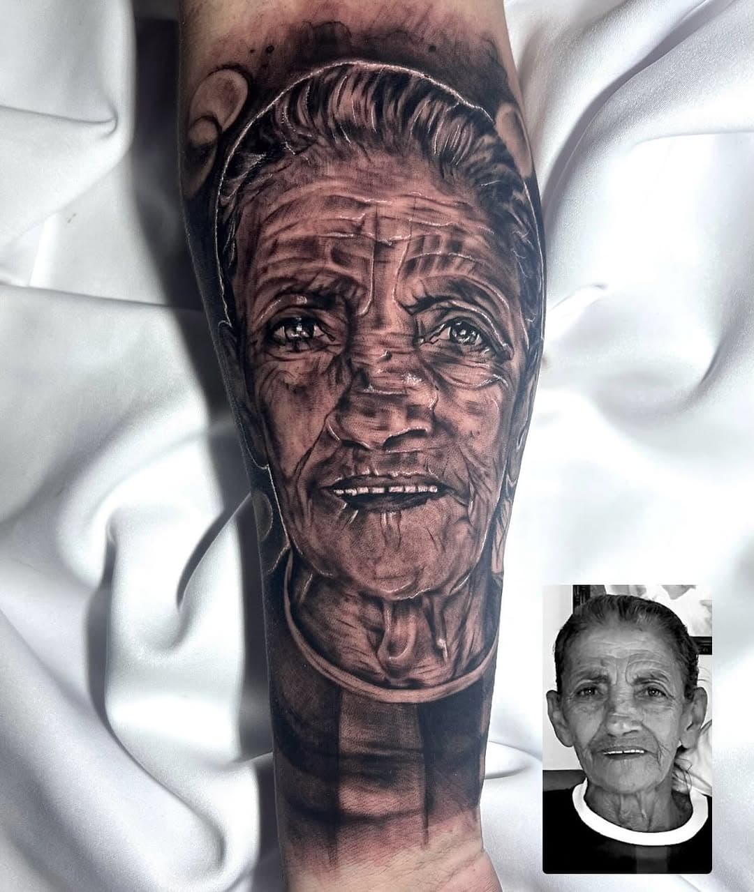 Uma linda homenagem!! Voce faria uma homenagem pra alguém especial? 
-
-
📌UBERABA/MG - rua Carlos Tasso Rodrigues da Cunha 1209
- 
-
#tatuagem #tattoos #tattooart #tattoo2me #tattoolove #tattoo #tattooart #tattooideas #tattooed #tattooartist #tatuagemfeminina #tatuagembrasil #tatuagembr #artistic #artist #art #arte #artlover #tattoo2me #tattoostyle #tattoodesign #tiaavó #homenagem #amor #avó #familia #family