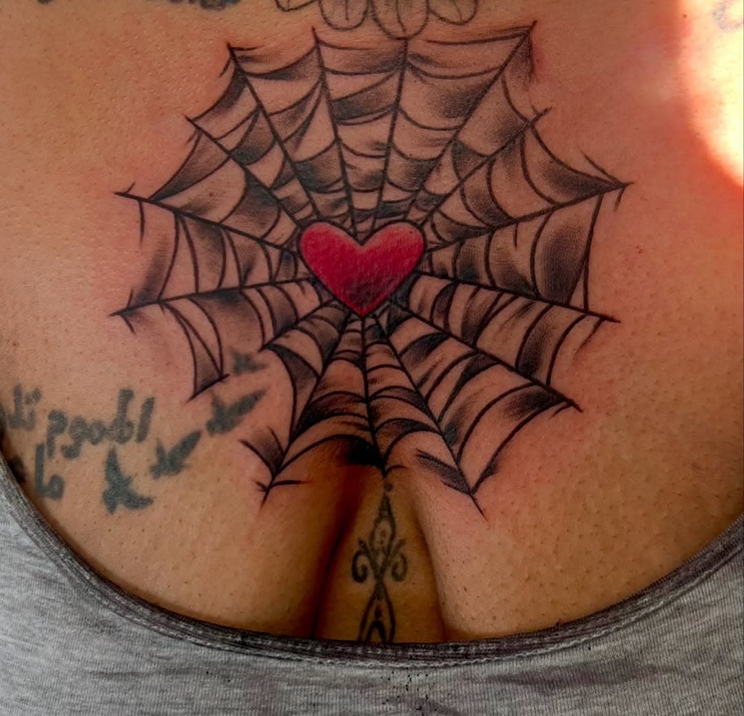 Freehand spiderweb done by @dm_tattooz !

Send us a DM to get booked in with Dan.

#freehandtattoo #chesttattoo #spiderwebtattoo #tattoocommunity #tattooideas #tattooist