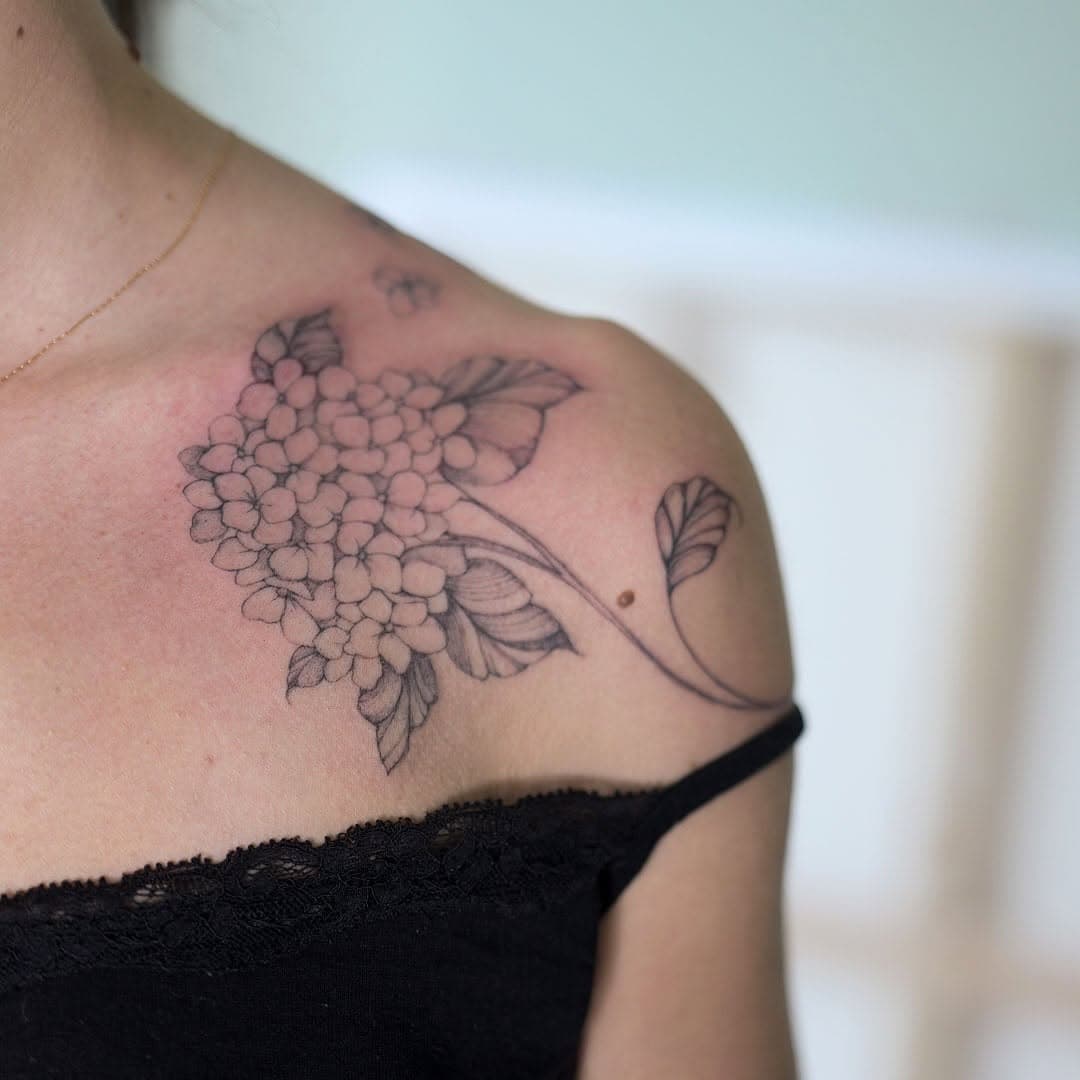 #tatouage #tatouagefemme #finelinetattoo #tatouagefloral #tatouages #ink #bordeauxtattoo #tatoueurbordeaux #tatoueurfrance #tatouagefrance #tatoueuse #tatouagefeminin #botanicaltattoo #blackworktattoo #bordeaux #tattoo #tatoueur #tatouagebordeaux #tattooartist