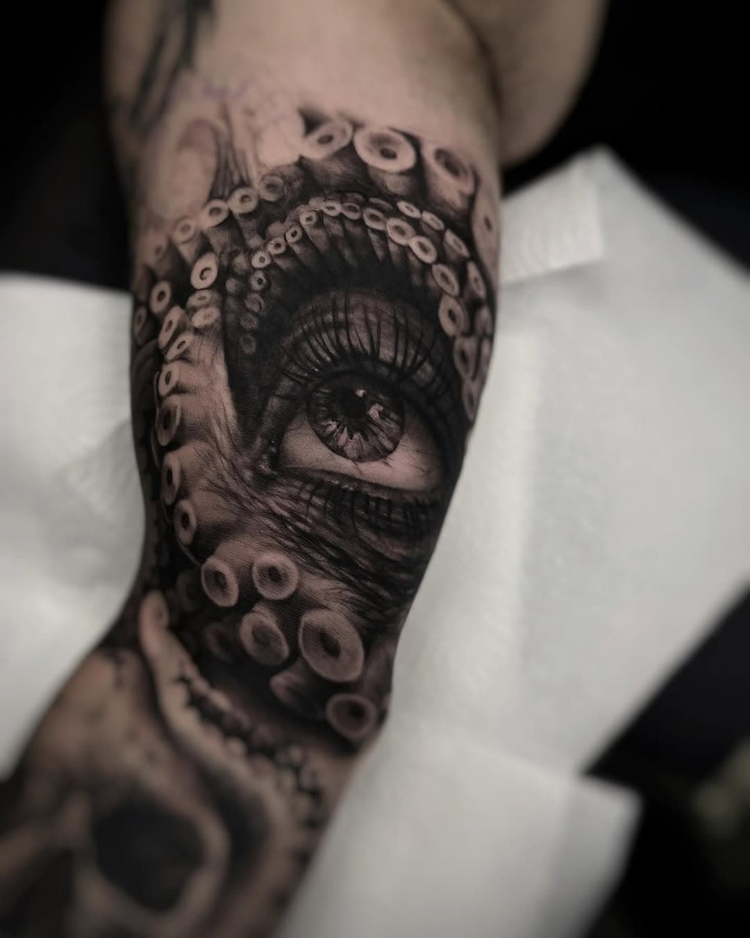 Oko-oczy  jeden z fajniejszych motywów do tatuowania 🤍🤍🤍

#tattoo #tatuaż #tattoos #ink #inked #inkedboys #realistictattoo #blackworkers #tattooed #black #art #bodyart #life #style #eye #octopus #octopustattoo #grudziądz #boys #blackart #sea