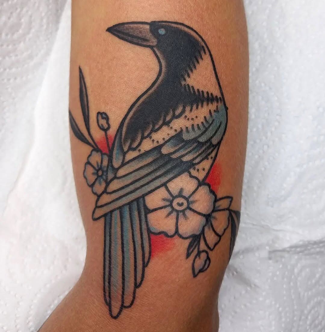 Cría cuervos y te comerán los ojos

Pajarraco pinchado por @eletreze_tattoo