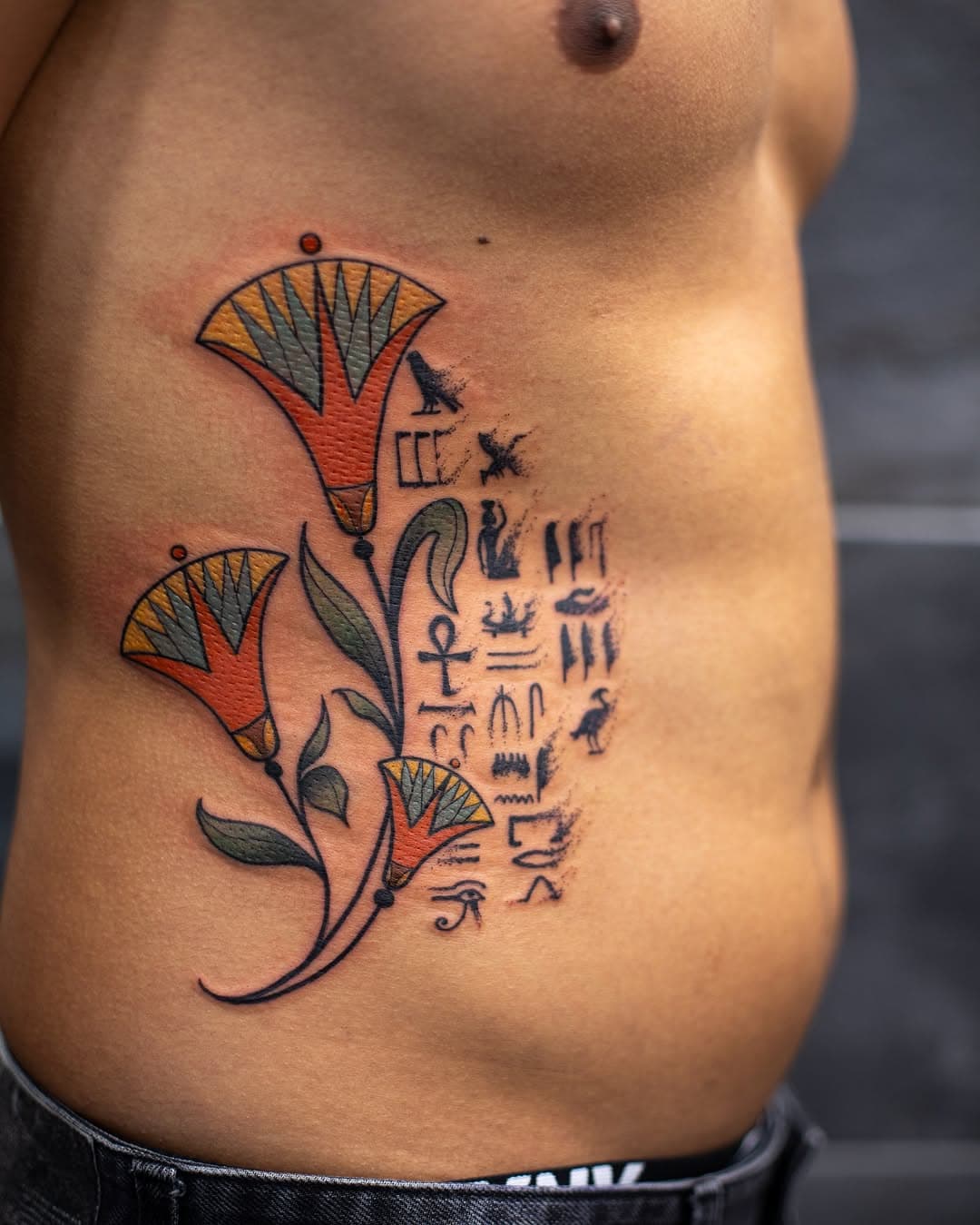 Un tatouage en hiéroglyphes, avec des couleurs qui feraient jalouser même les pharaons 
je suis presque sûr qu’Anubis approuve

Artiste : @jaminmathieu

📸 : @m0therlode__