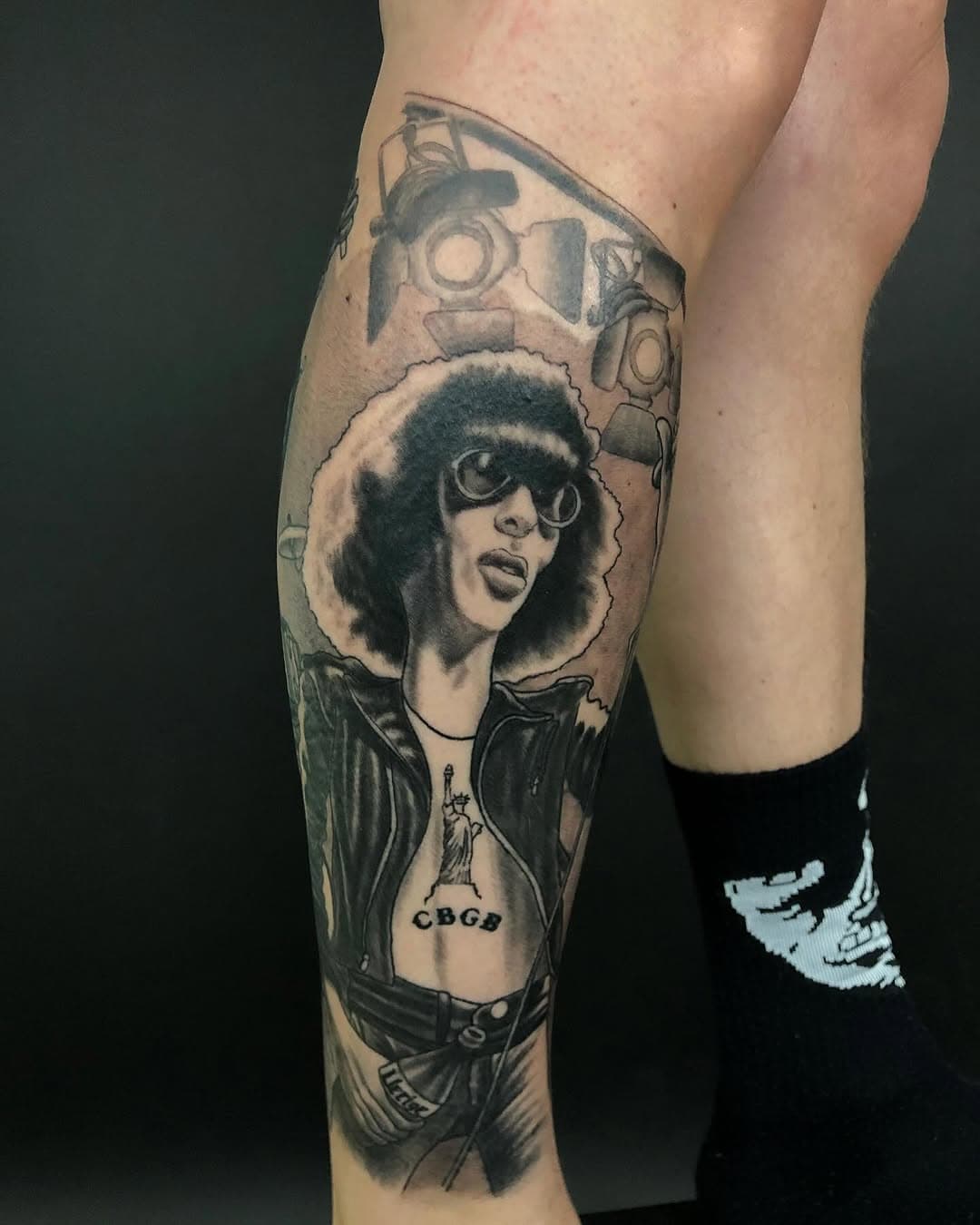 Ein super cooles Projekt für einen richtigen Punkrock-Fan gezeichnet und tätowiert von Marko @artofmarko91 
.
.
.
#tattoo #punkrock #sidvicious #ruhrpottrodeo #ramones #karikatur #punk #tattooartist #tattoostudio #livingillustrationstattoo #düsseldorf #portrait #tattoodüsseldorf #tattooartistdüsseldorf #tattoostudiodüsseldorf #inked #tattooköln #tattooduisburg #tattooratingen #tattooneuss #tattooessen #porträttattoo