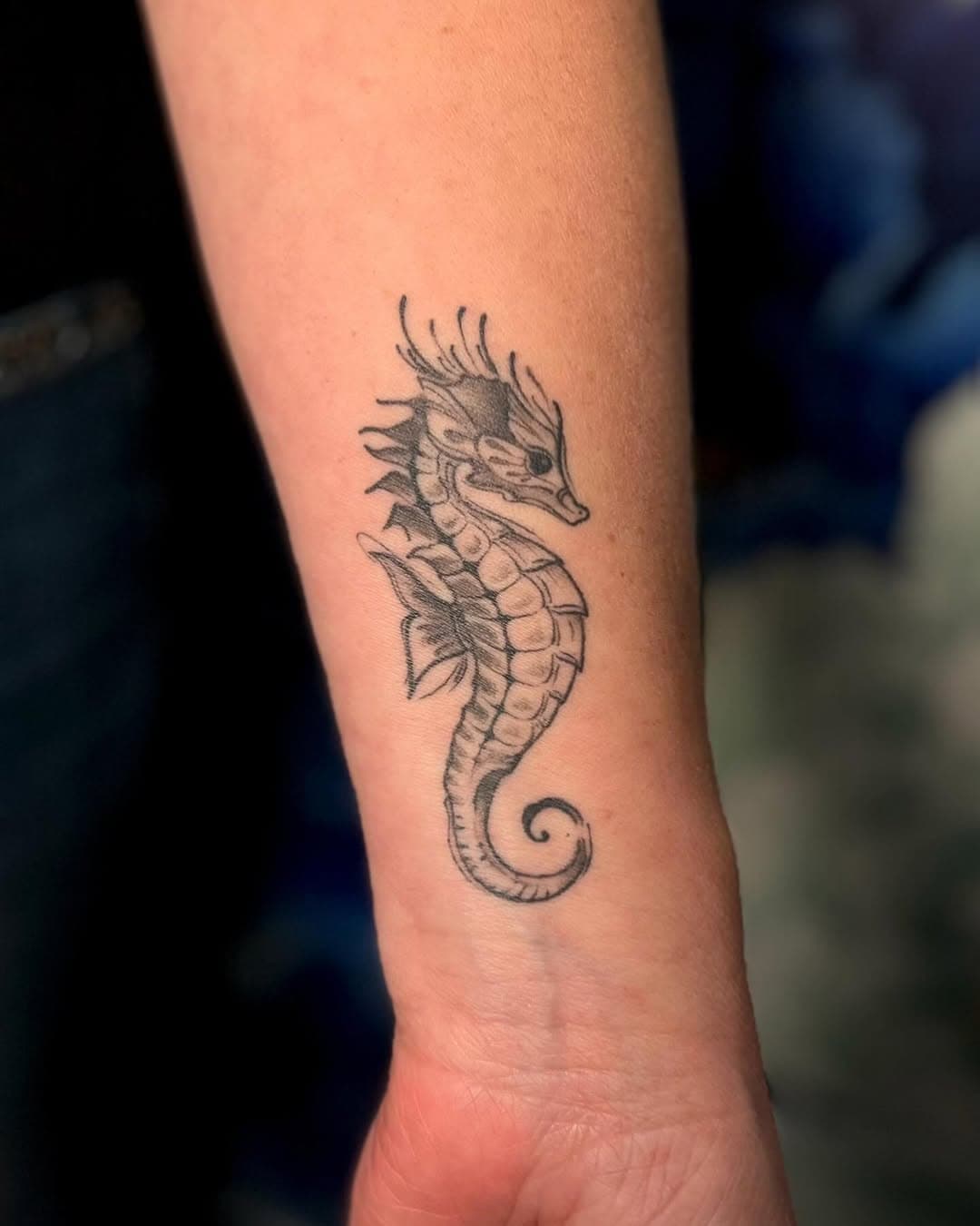 Salut les moldus ! 
Aujourd’hui j’ai revu le tatouage d’Adeline cicatrisé depuis 8 mois ✨
#méfaitaccompli ⚡️
•
@pantherebleuetattoo @tattoobylaura 
•
#seahorsetattoo #seahorses #blackandgreytattoo #blackandgrey #hippocampetattoos #hippocampe #sealife #ali_potter_tattoo #tattoo #tatouage #tattooart #newtattooartist #pantherebleuetattoo #chatillon #paristattoo #mischiefmanaged