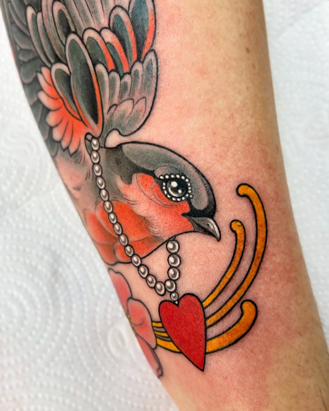 Um dos animais que eu mais gosto de tatuar são passarinhos 🥹 Tão expressivos, tão belos e tão livres… Jamais teria um pássaro dentro de uma gaiola, mas em mim já tenho alguns… e amo! 🪺

Quem aí quer um também? ☝🏼

#neotrad #neotraditional #neotraditionaltattoo #birdtattoo #tatuagem #passarinho #moema #saopaulo