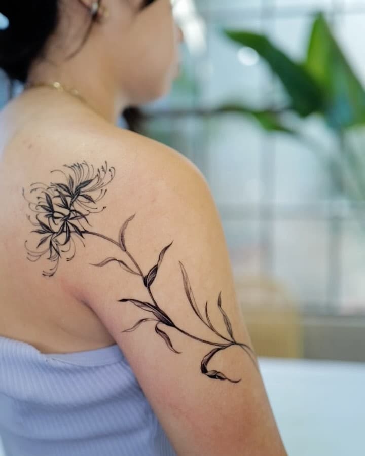 Black spider lily
The day we peeled the second skin 🖤
And - don’t forget to moisturize your fresh tattoo :)