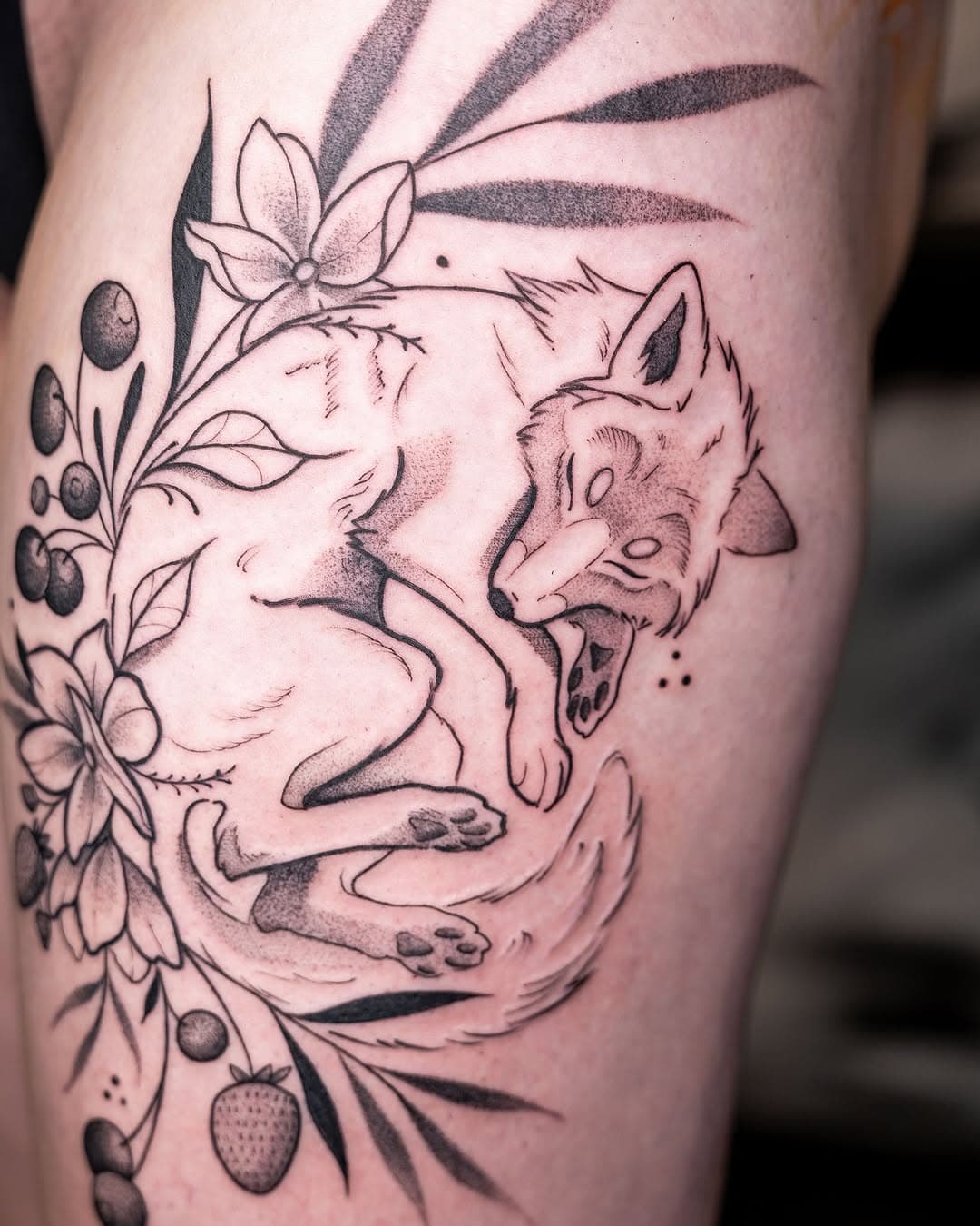 🍓Sleeping boy 🍓
Ein wundervolles harmonisches Kunstwerk. 
Es macht immer so viel Spaß mit euch zusammen zu arbeiten! Vielen lieben Dank fürs Vertrauen 🤍
- @jay.nolwen 
.
.
.
#tattooart #legtattoo #flowertattoo #schweinfurt #strawberry #inked #tattooartist #dotworktattoo #bamberg