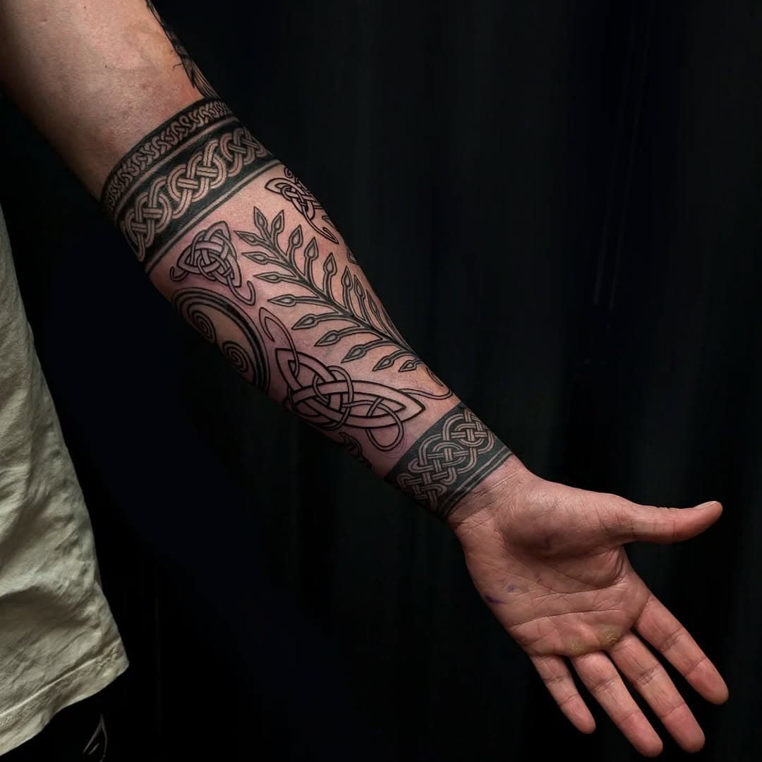 Progress on this Celtic and Trinovantes tribe inspired sleeve for @cavan_trenerry still got a bit to go but it's looking very sharp so far :) 

I love doing large scale work like this in the Celtic style and would love to book in more for this spring and summer. 

January and February are fully booked and I have very limited space left in March, and I am almost fully booked in April so if you want to get in then please email me asap to get the last remaining spaces before May. Send an email with your ideas to:

roashetattoo@gmail.com

Got another announcement to make but I'm waiting for the other people involved to announce it first so will have to wait for the time being :(

As always thank you all for your support, it truly means the world.
.
.
.
.
.
#tattoo #tattooed #celtic #celtictattoo #black #blackworktattoo #blackwork #ornamental #ornamentaltattoo