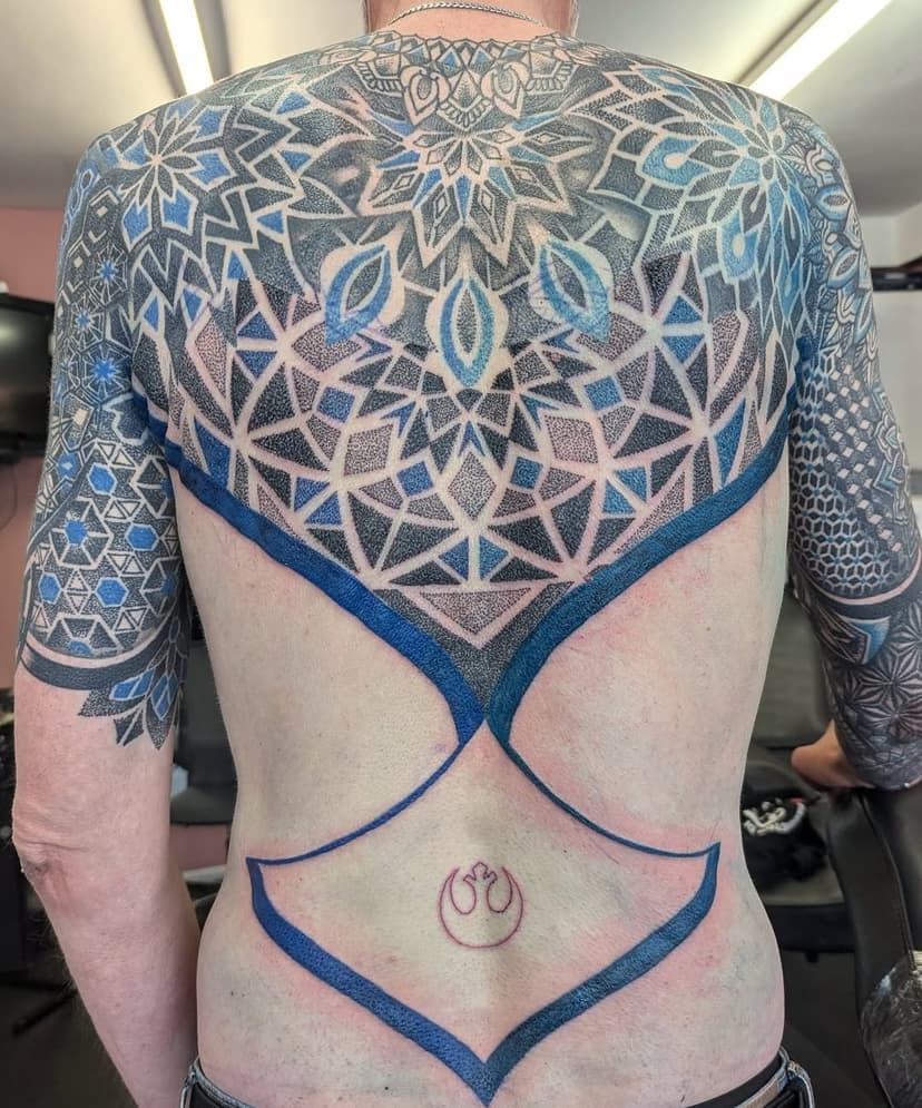 Add onto Scott’s geo back piece full torso suit. Love the pops of blue #geotattoo #geometrictattoo #dotworktattoo #mandalatattoo #patterntattoo #backtattoo #extensiontattoo #doncastertattoo #southyorkshiretattoo