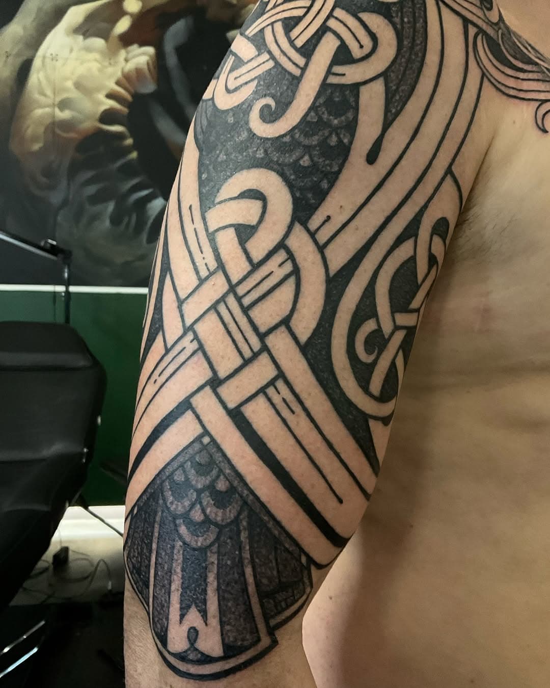 FAUCON done over two days. First tattoo for Nico. Celtic Falcon shaped like a shield on the shoulder with a merge of triquetra and triskel symbo.
fait à @lamachineinfernaletattoo #celtic #celtictattoo #nordic #nordictattoo #viking #vikingtattoo #norse #norsetattoo #knotwork #celticknotwork #knotworktattoo