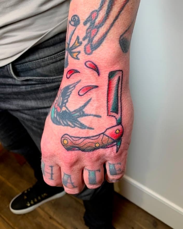 Razor door @lean.tattoos!

Vaak gedragen door barbers, maar ook een icoon in de punk en rockabilly scene, met een ouderwets scheermes kun je nooit verkeerd gaan! 

Afspraak maken met Lean? Dat kan via een berichtje op haar instagram, of via het formulier op onze website: www.halvemaentattoo.nl/

#Oldschool
#Tattoo
#Tattooworkers 
#barbershop 
#Tradworkerssubmission
#TraditionalTattoo
#Tattoolove
#Barber
#Tattoosthatlookliketattoos
#Flash