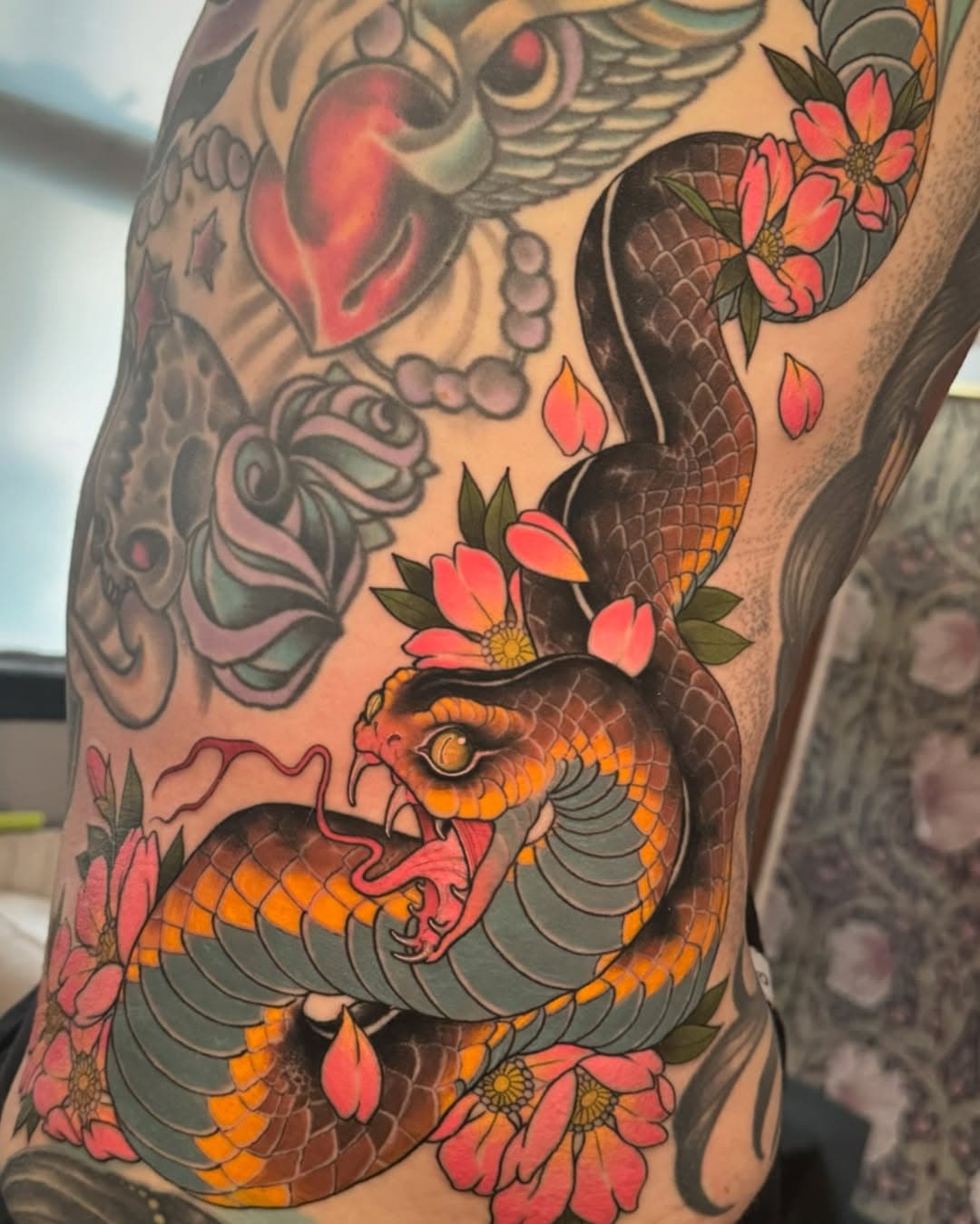 Year off the snake is just around the corner, so here is a Snake rib filler
#tattoo#tatuering#imperialtattoo#neojapanese#japanesetattoo#snake#snaketattoo#neotrad#neotraditional#stockholmtattoo#stockholmtatuering