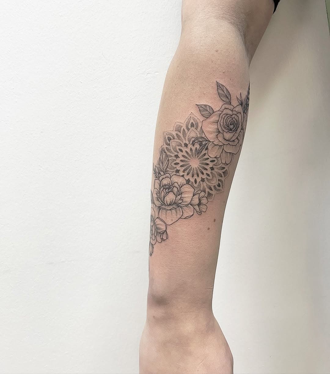 -01-025- #art #artist #artwork #arttattoo #artist #artisttattoo #tatouage #tatoueur #tattoo #tattooed #tattooedgirl #tattooart #tattooartist #ink #inked #inkedgirls #inkedgirl #tattooedgirls #dot #dotwork #dotworktattoo #mandala #mandalatattoo #finelinetattoo #fineline #lessablesdolonne #flowers #tattooflower #flowertattoo