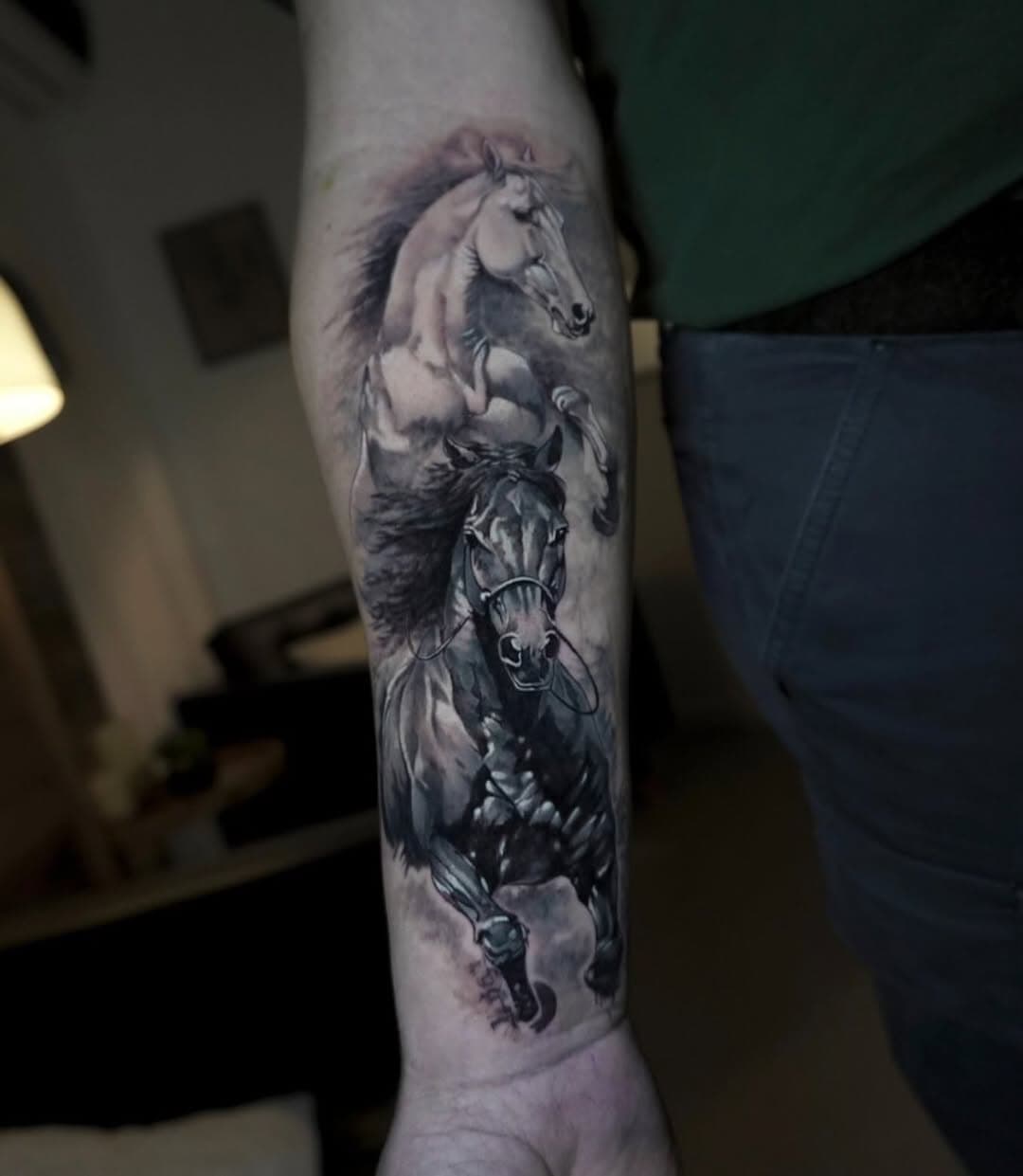 Great 🐴🐎 piece by @marco_bompartito_tattoo 
Termine Ende Februar möglich 📲

#besttattooers#professionaltattooartist#hessen#michelstadt#odenwald#bestteamever❤️#realistictattoo#blackngreytattoos#realisticart#horsetattoos#horsetattoo#animaltattoos#pferdeliebe