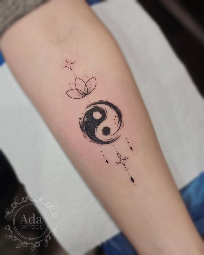 Mocny akcent w postaci symbolu Yin Yang połączony z delikatnymi elementami biżuteryjnymi.☯️✨️ 
Chętnie wykonam więcej podobnych prac, zapraszam do zapisów na terminy w lutym i marcu!🥳
.
.
.
#freeapointments #cracow #wolneterminy #yinyang #yinyangtattoo #symbolicznetatuaże #tatuaż #tatuaże #ornamentaltattoo #Kraków #TattooStudio #polandtattoos #tattoospoland #igerspoland #igerskrakow #jewellerytattoo