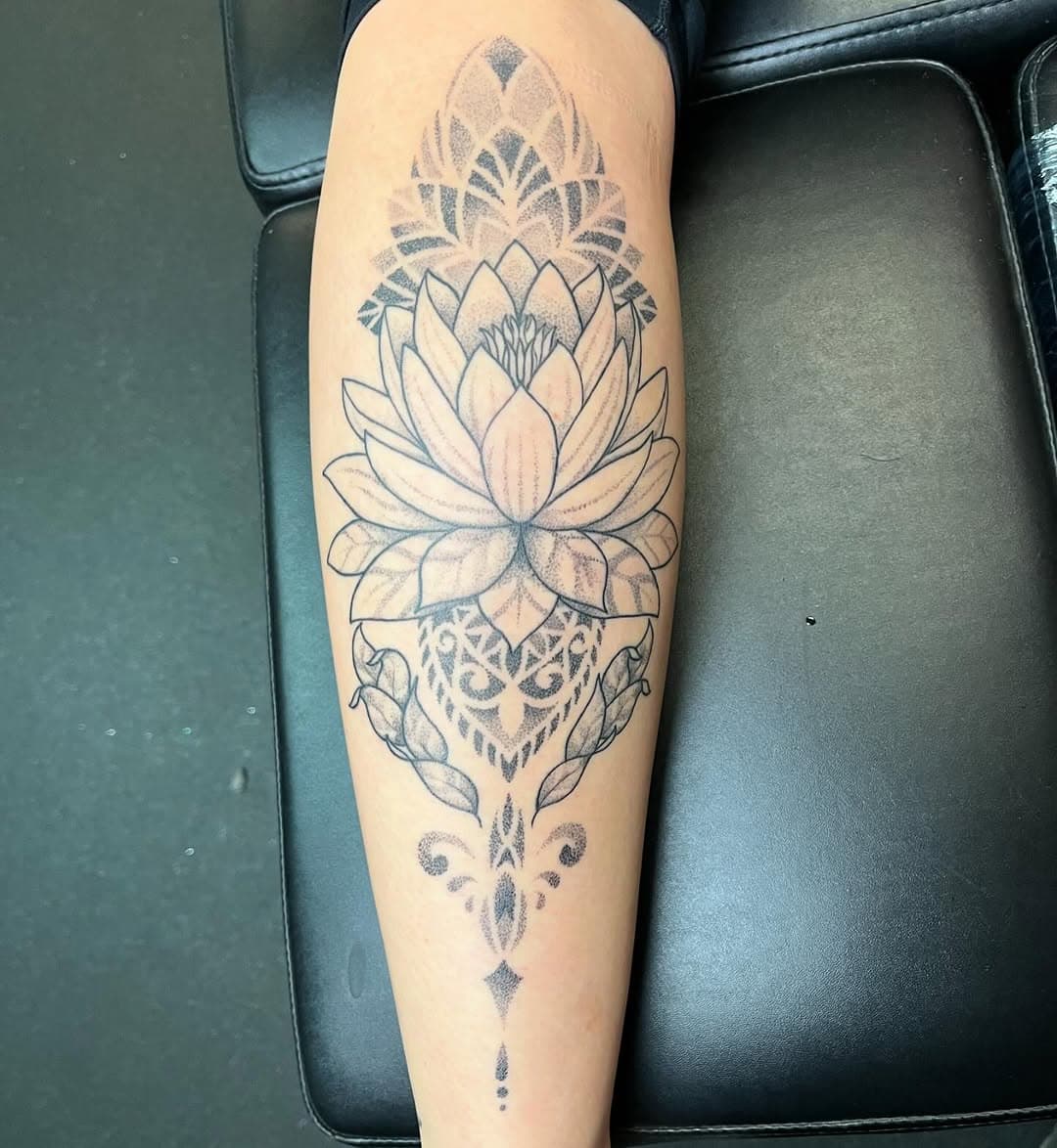 Healed #tattoos #tattoo #dotwork #dotworktattoo #mandala #mandalatattoo #blackandgreytattoo #besttattoos #usingen @majesty_ink