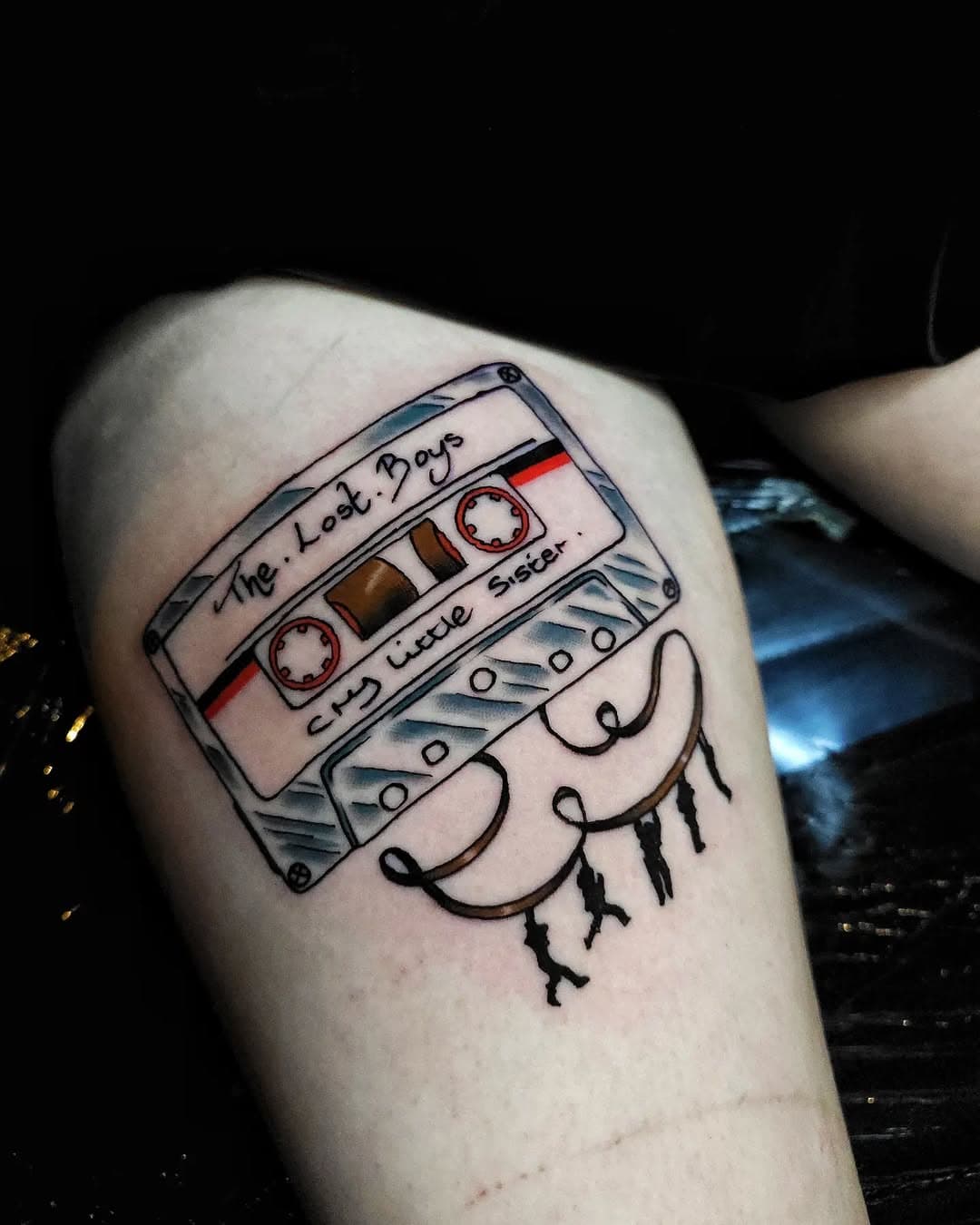 Lil lost boys cassette tape for @demi.metcalf first tattoo! :D 
With her mums handwriting for the script to give it that personal touch.
Sat like a champ and has a cool tattoo to show for it! 

#firsttattoo #thelostboys #thelostboystattoo #cassetteculture #80s #vampire #traditionaltattoo #traditionaltattooing #crylittlesister