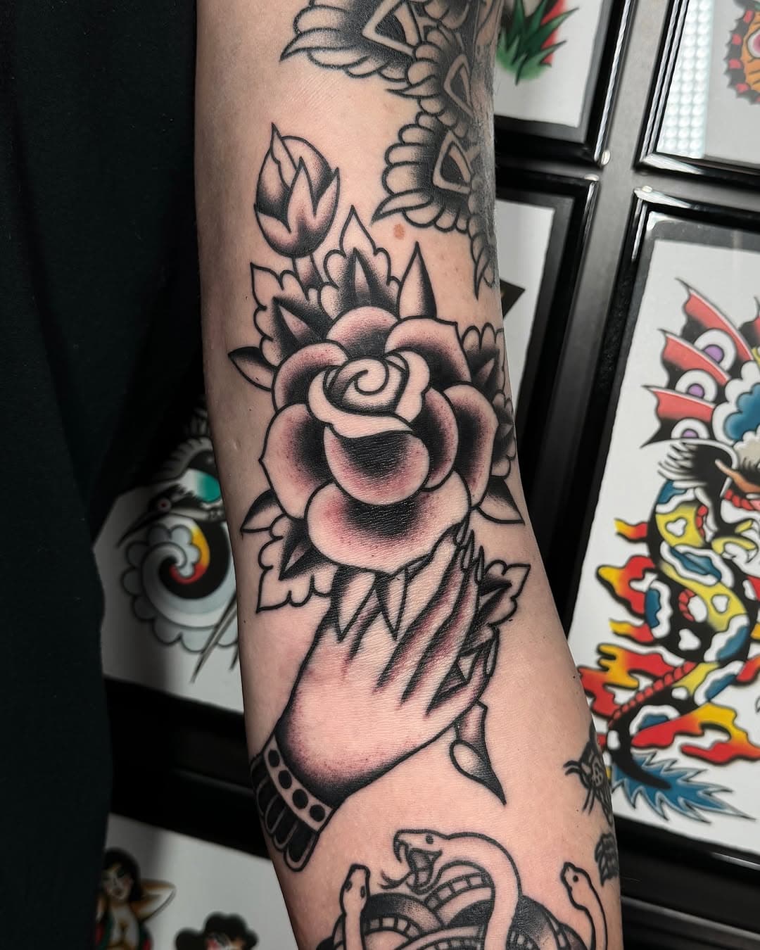 MANO CON ROSA AGGIUNTA AL BRACCIO DI @_.isaia._ 

★★★★★★★★★★★★★★★★★★★★★★★★

Tempo disponibile a Gennaio/Febbraio 2025 presso il @ninetyfour_tattooshop , per info e appuntamenti contattare in DM o 📧! 

Vi aspetto 🖤