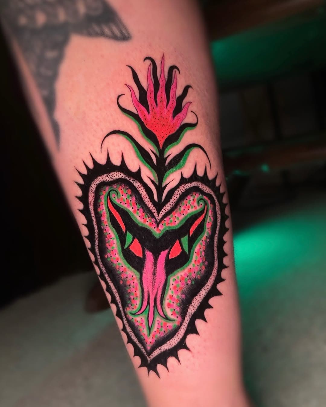 Muchas gracias @ninadelosburritos por venirte desde Madrid a buscar el tattoo. Una alegría tu visita, hasta pronto. 🖤
Gracias también a @radiantcolorsink y @soldadorendemoniado 
.
#heart #hearttattoo #bcn #bcnttt #bcntattoo #bcntattoos #bcntattooers #barcelonatattoostudio #bcntattoostudio #tattoostudiobcn #radiantcolorsink