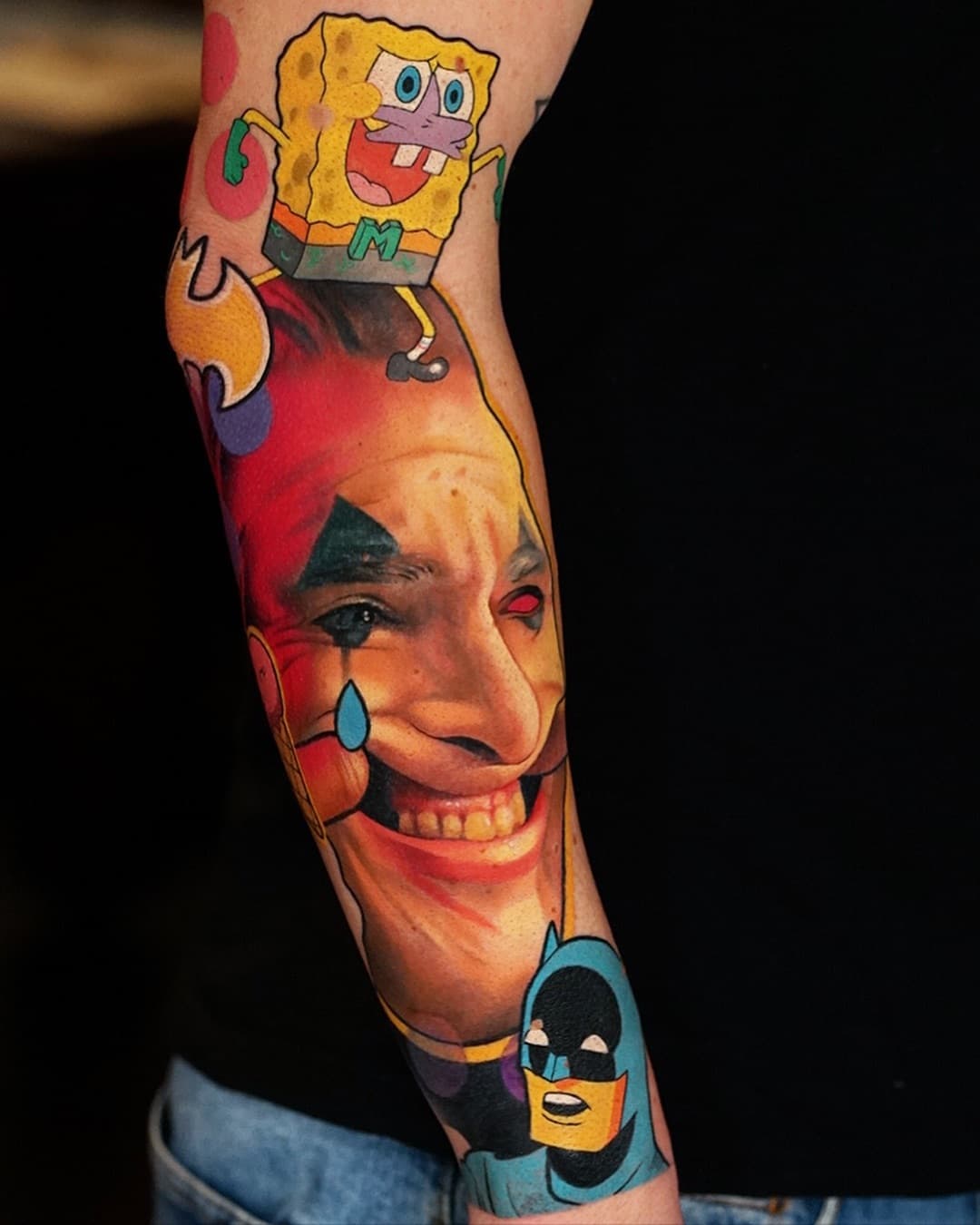 Super cute fun fact: the ice cream 🍦 on the second slide was a temporary tattoo from my client’s son 🥺 how adorable is that? 🥹🍧 

Full batman sleeve in progress 🦇 

#batmantattoo#jokertattoo#icecreamtattoo#spongebobtattoo#colorrealism#comictattoo#realistictattoo #janinakimhoatattoo#corpsepaintertattoo#tattoosleeve #munichtattoo#tattooartist#colortattoo#corpsepainter#tattoomünchen