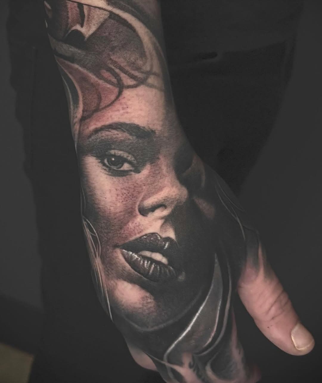 A second coat of paint on this hand job for Jason before we worked up the arm for the full day session. #lukepalantattoo #lukepalan #washington #oregon #nevada #california #boston #la #nyc #chicago #illinois #tattoo #handtattoo #tattoosleeve